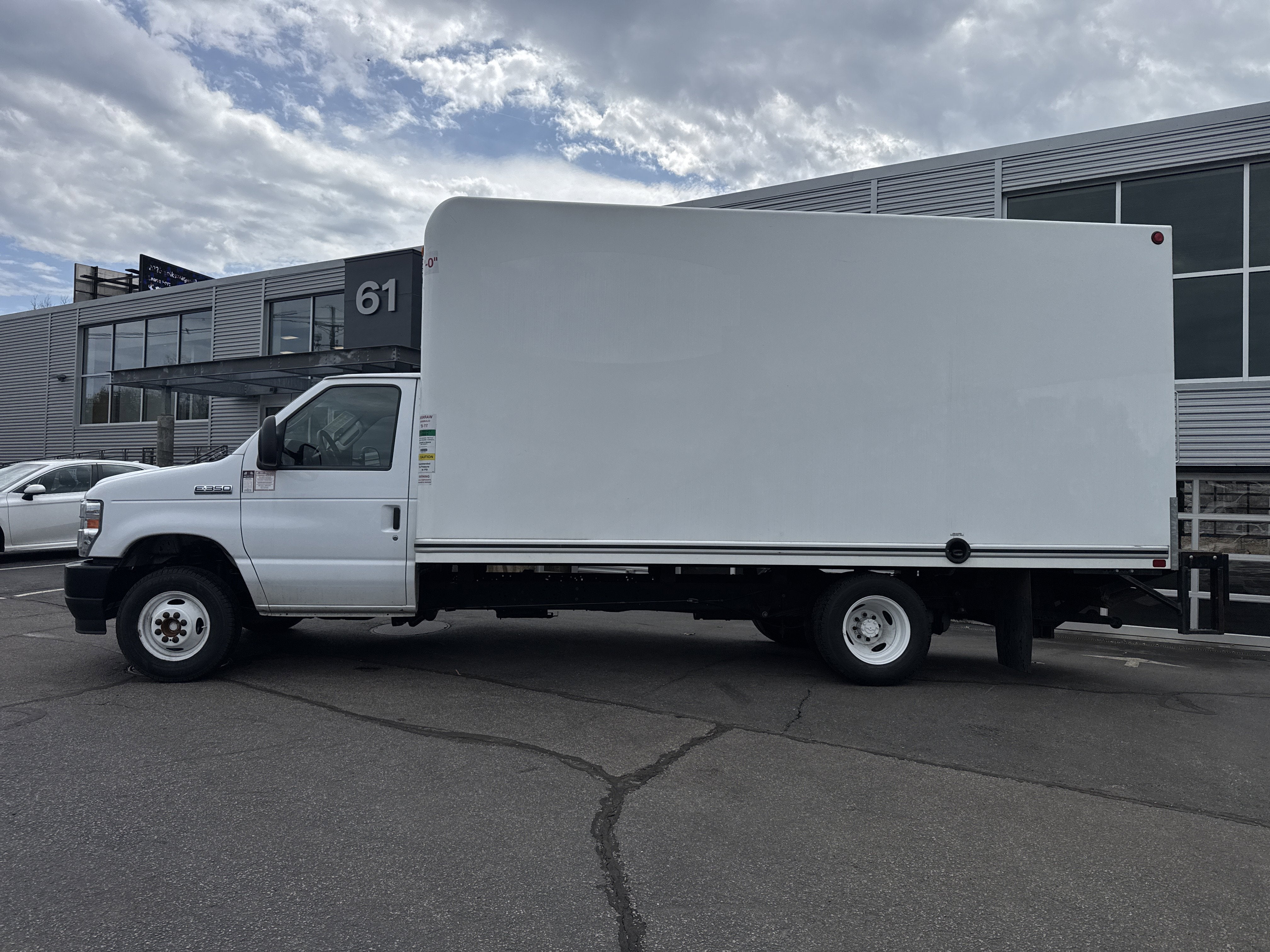 2024 Ford E-Series Cutaway Base