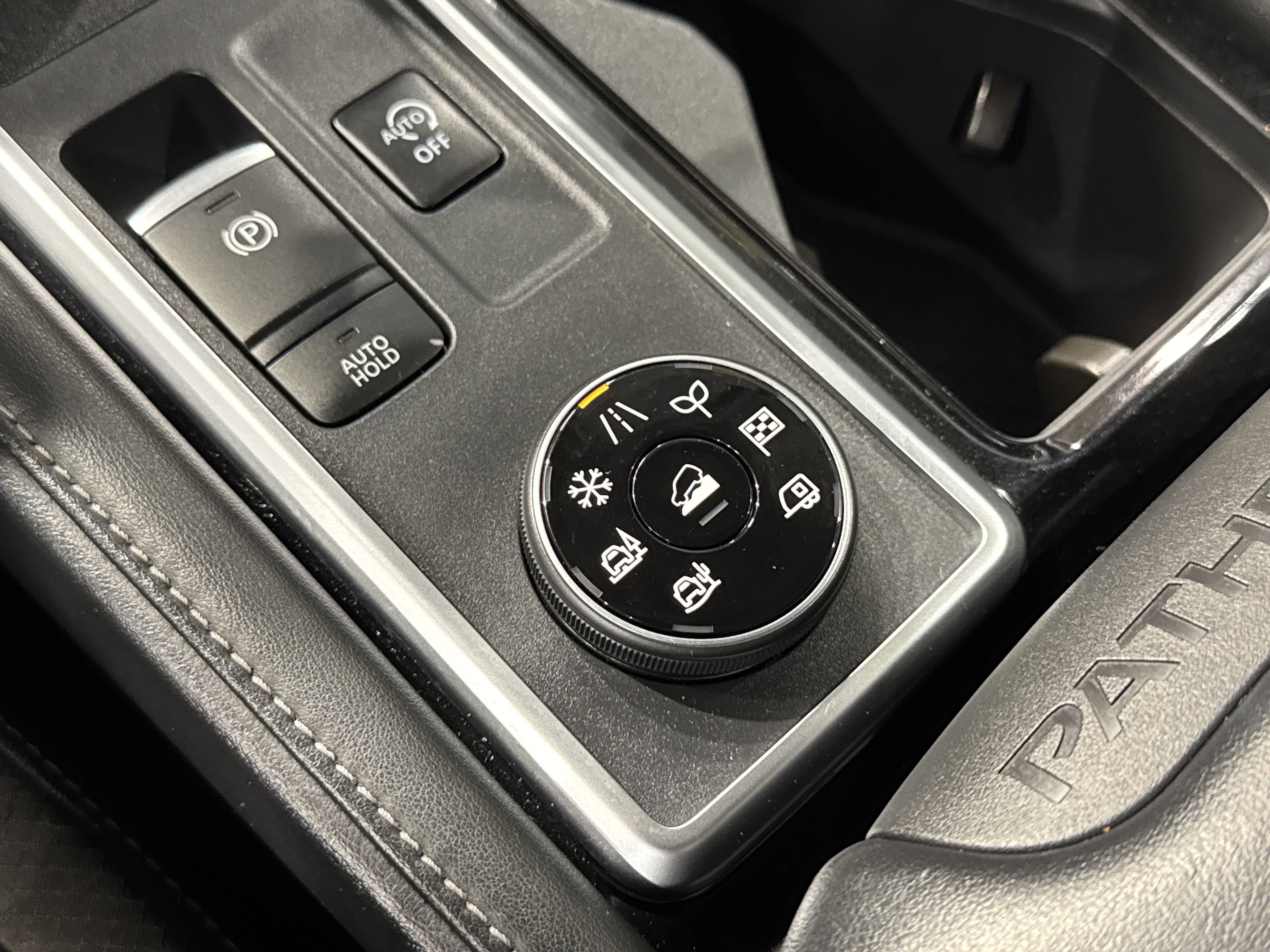 2023 Nissan Pathfinder SL W/Premium Package