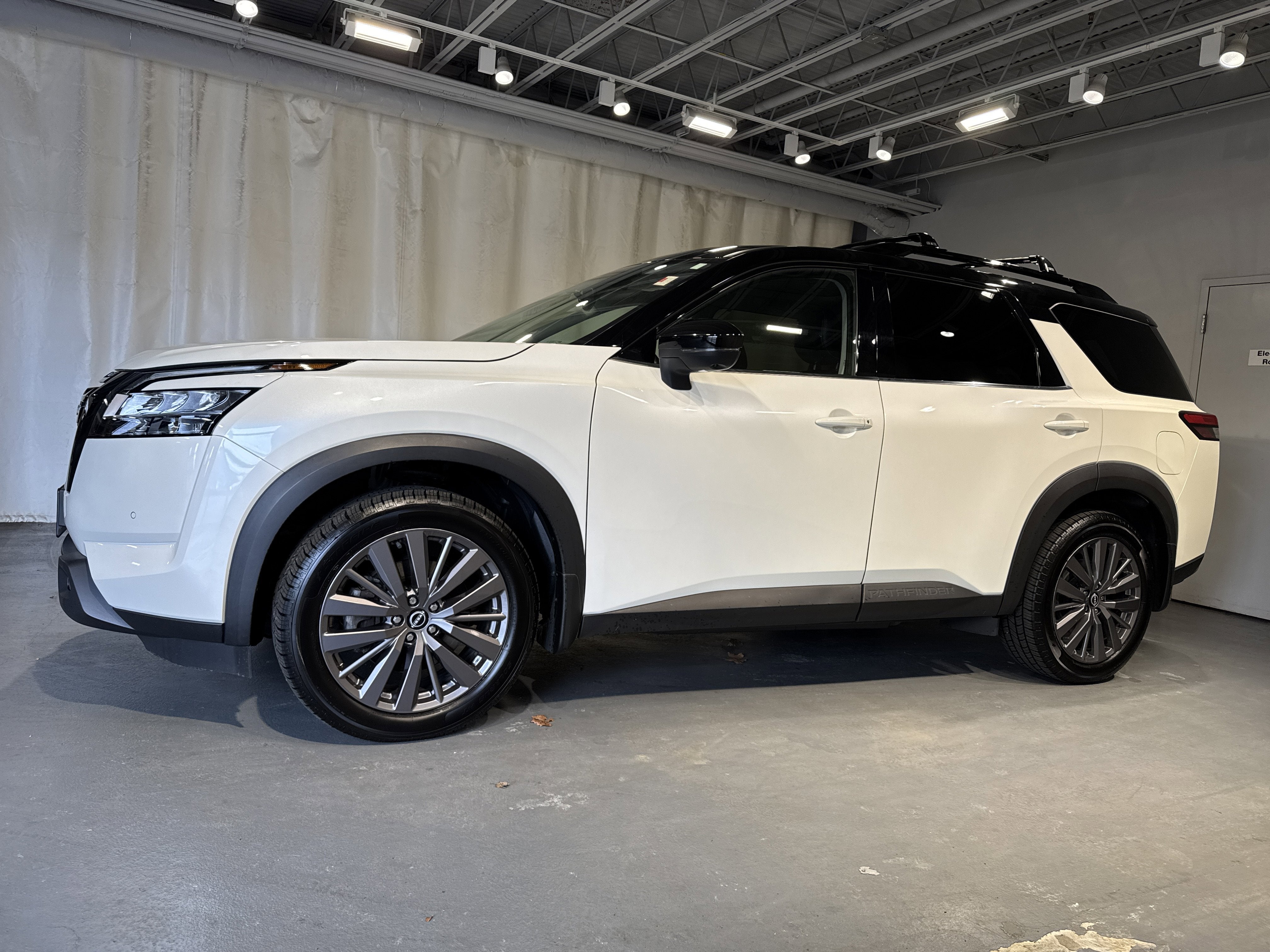 2023 Nissan Pathfinder SL W/Premium Package