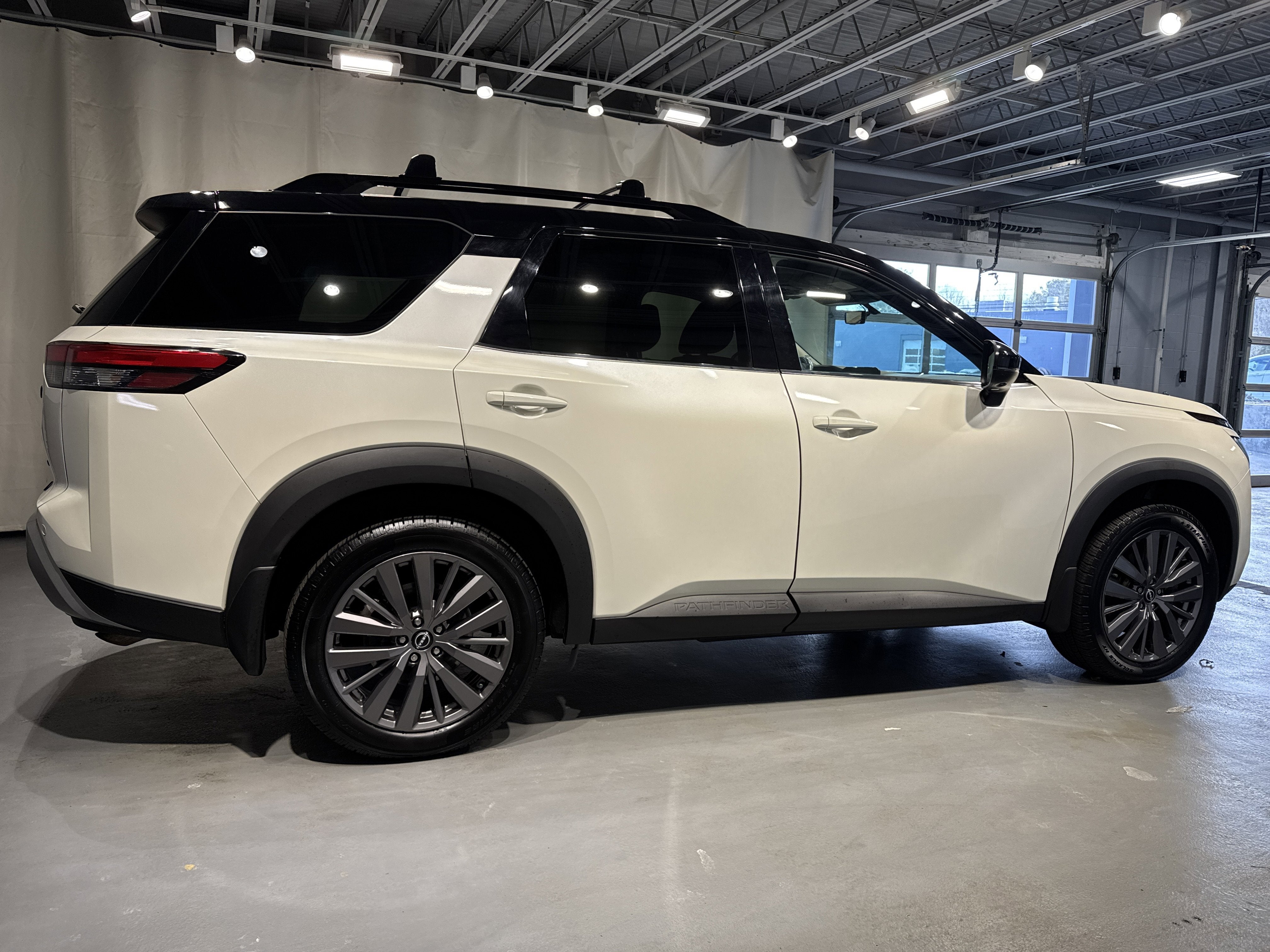 2023 Nissan Pathfinder SL W/Premium Package