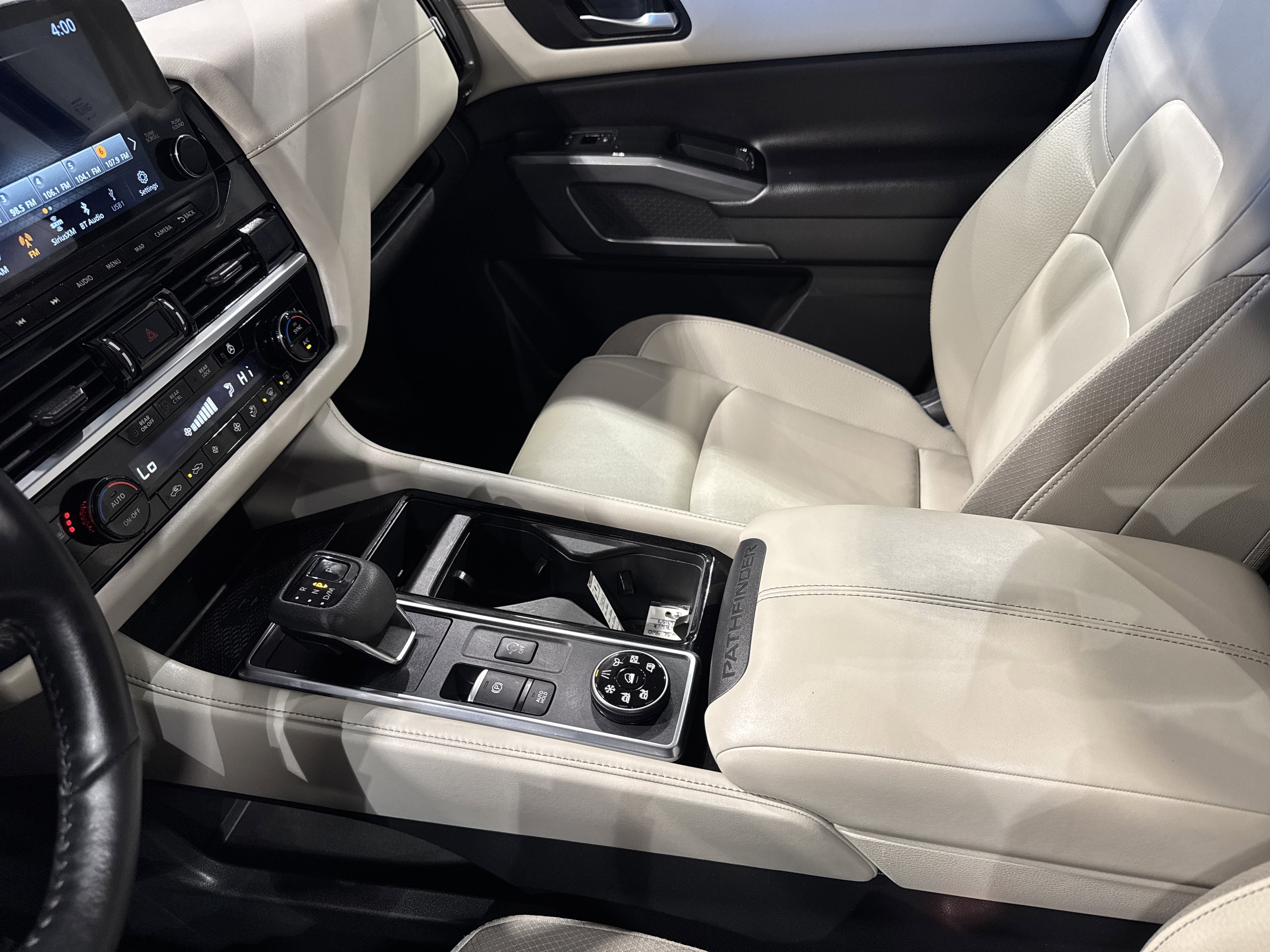 2023 Nissan Pathfinder SL W/Premium Package