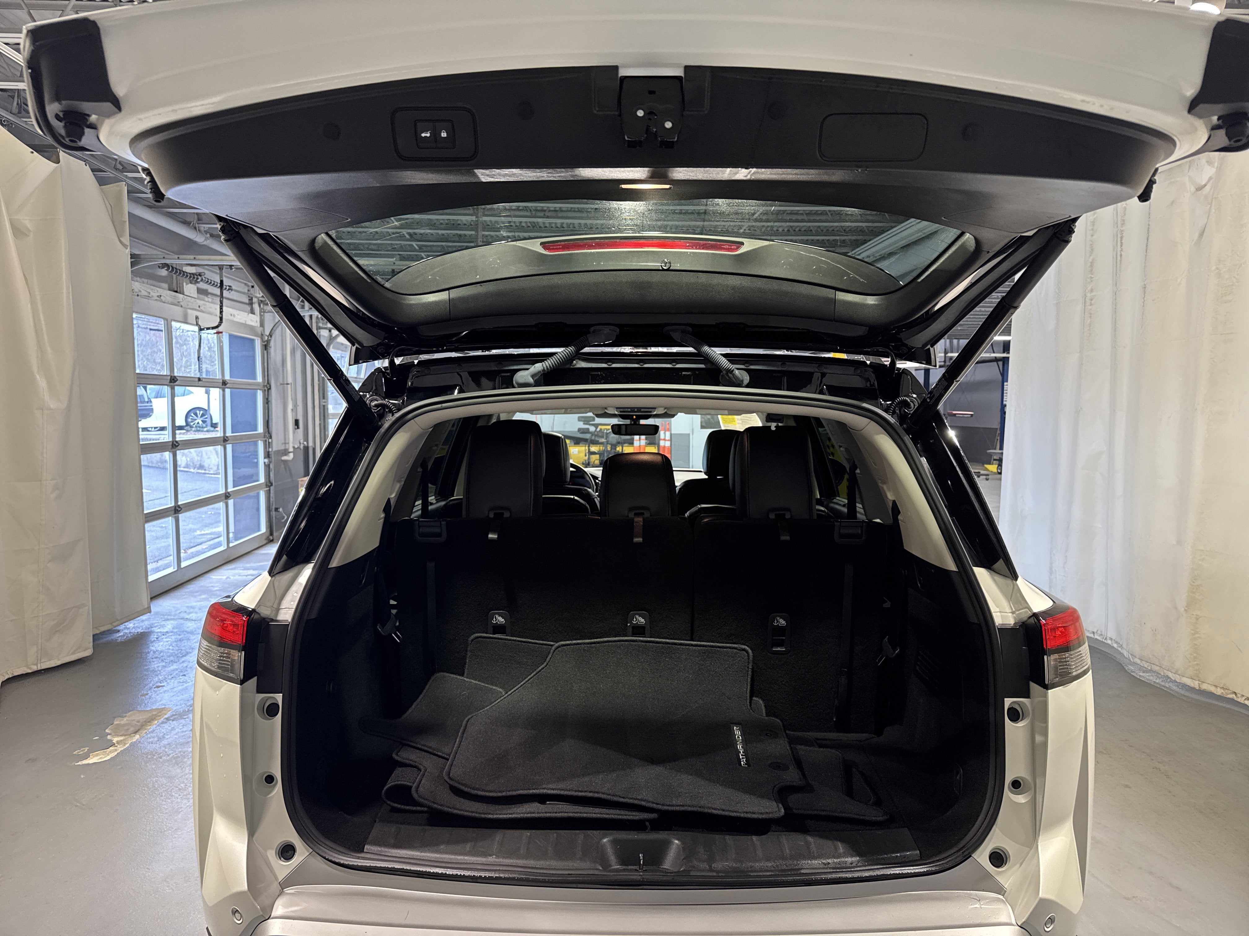 2023 Nissan Pathfinder SL W/Premium Package