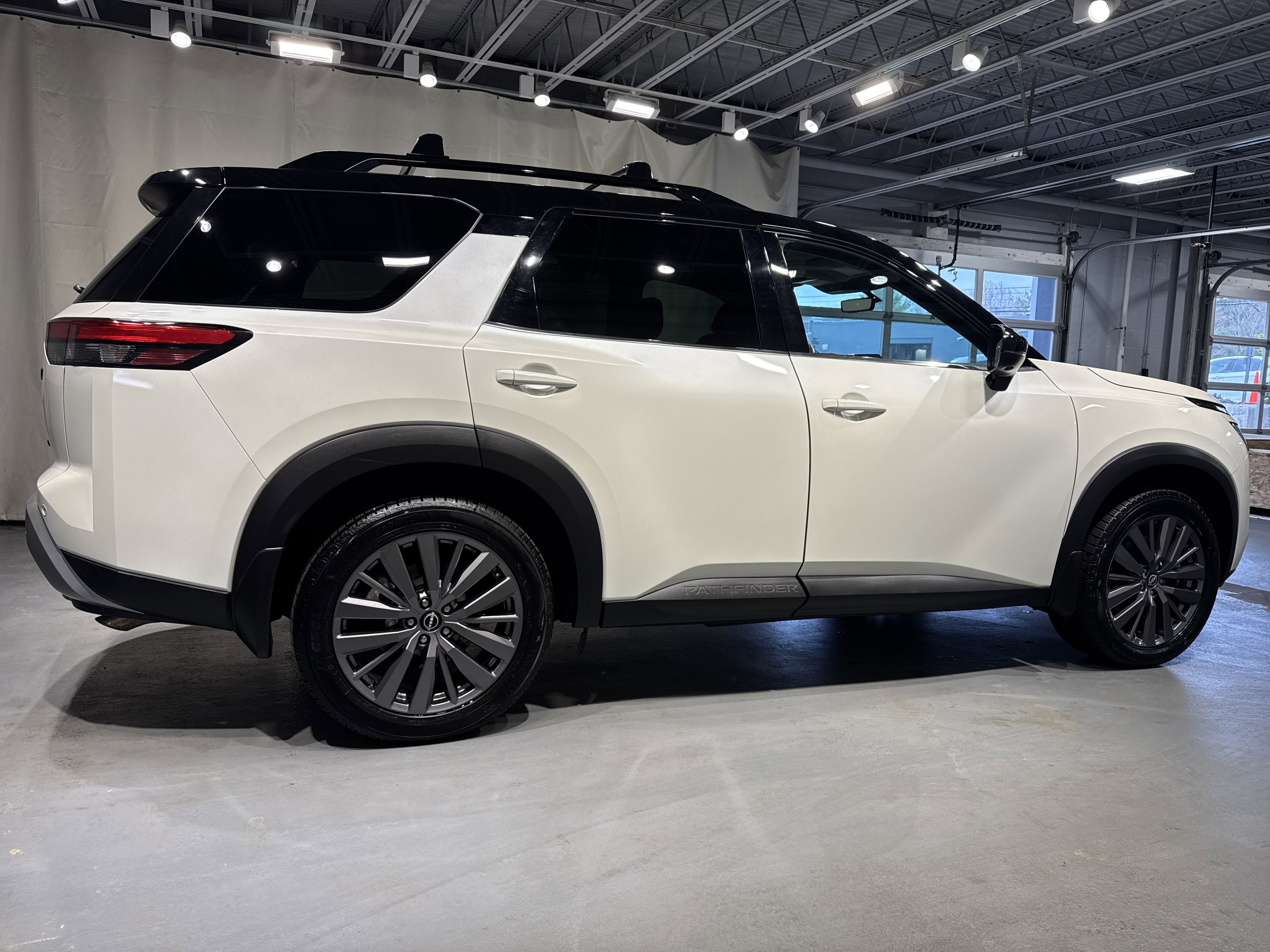 2023 Nissan Pathfinder SL W/Premium Package