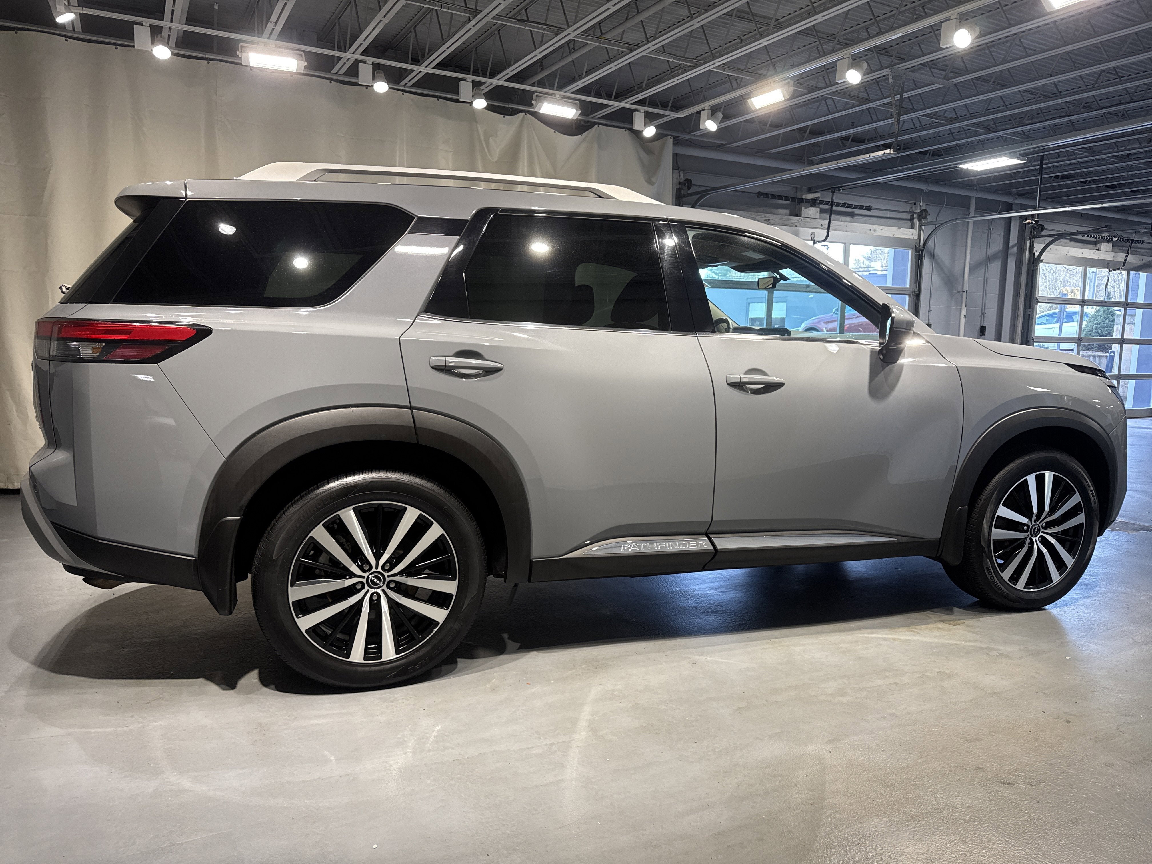 2024 Nissan Pathfinder Platinum W/Captain's Chairs