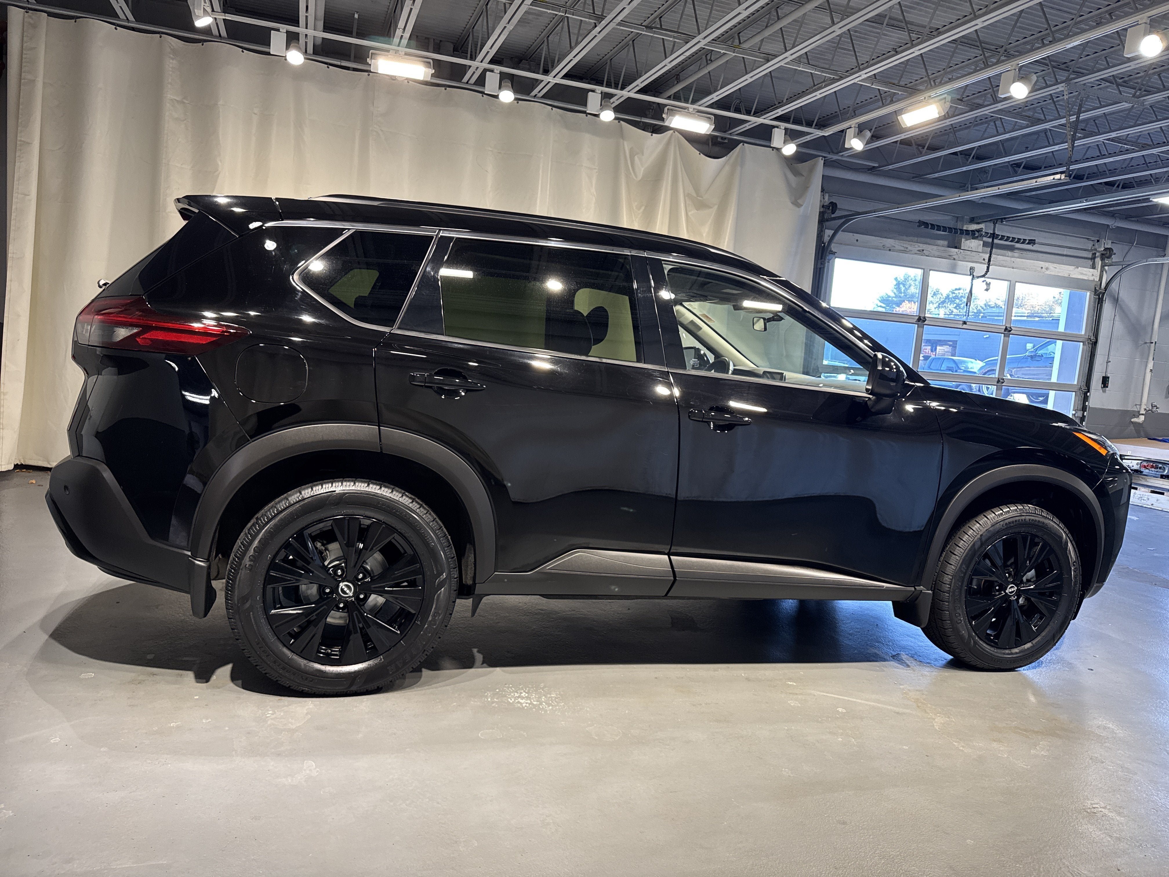 2023 Nissan Rogue SV W/Premium Package & Midnight Package