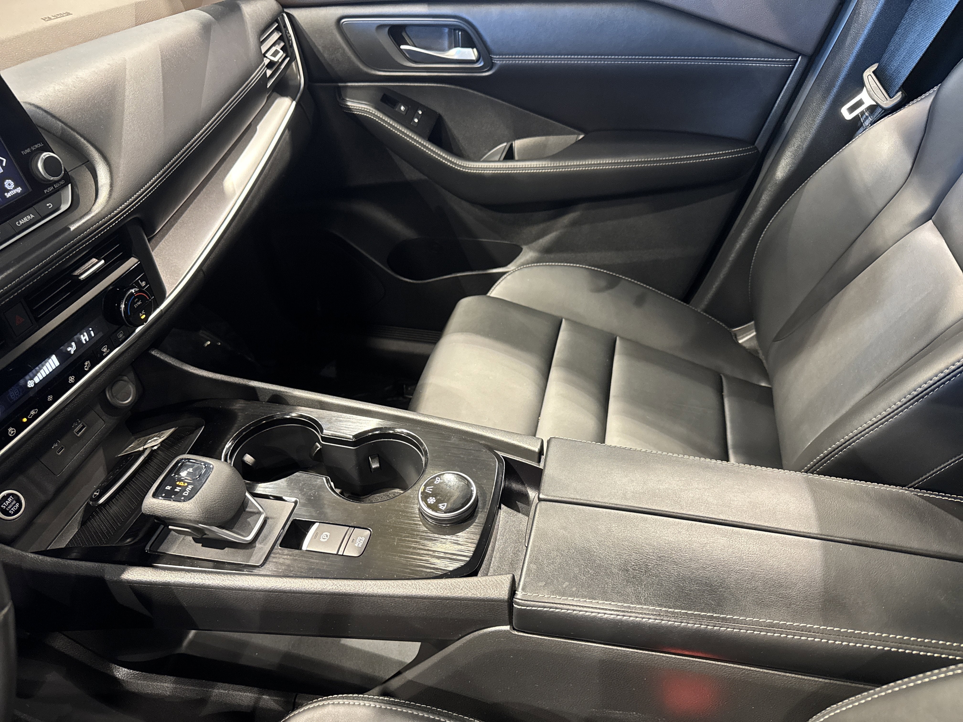 2023 Nissan Rogue SV W/Premium Package & Midnight Package