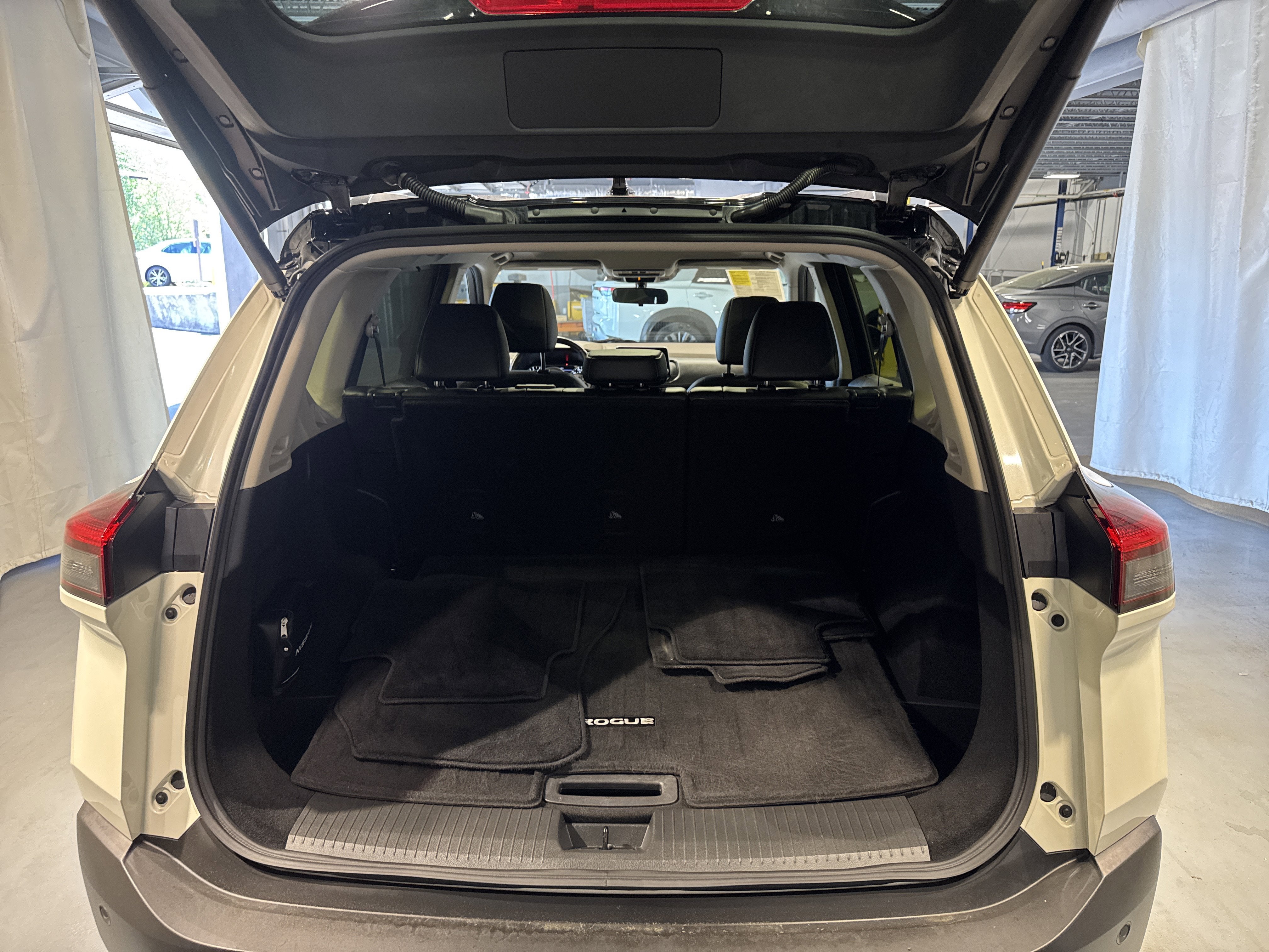 2023 Nissan Rogue SV W/Premium Package & Midnight Package