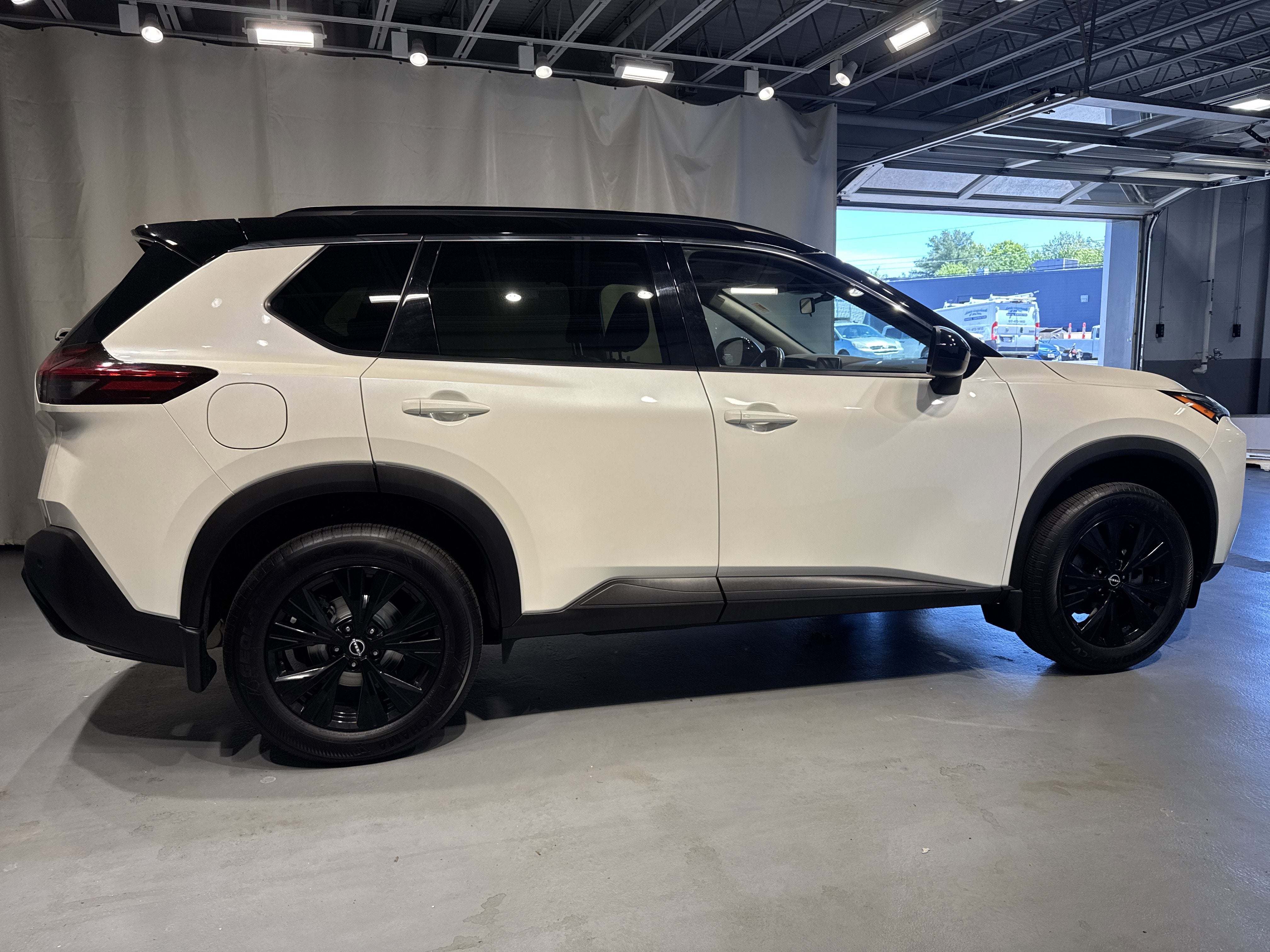 2023 Nissan Rogue SV W/Premium Package & Midnight Package