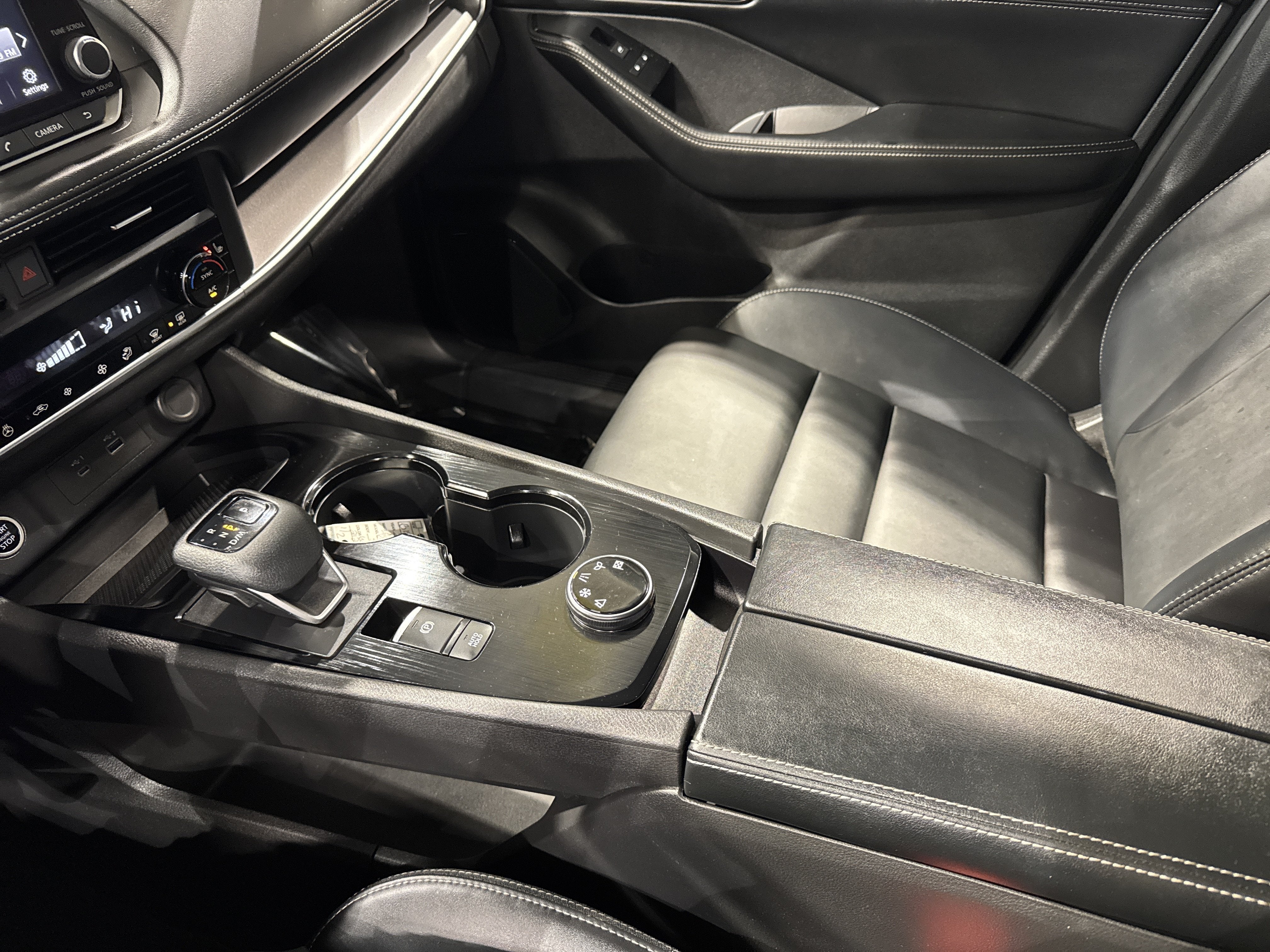 2023 Nissan Rogue SV W/Premium Package & Midnight Package