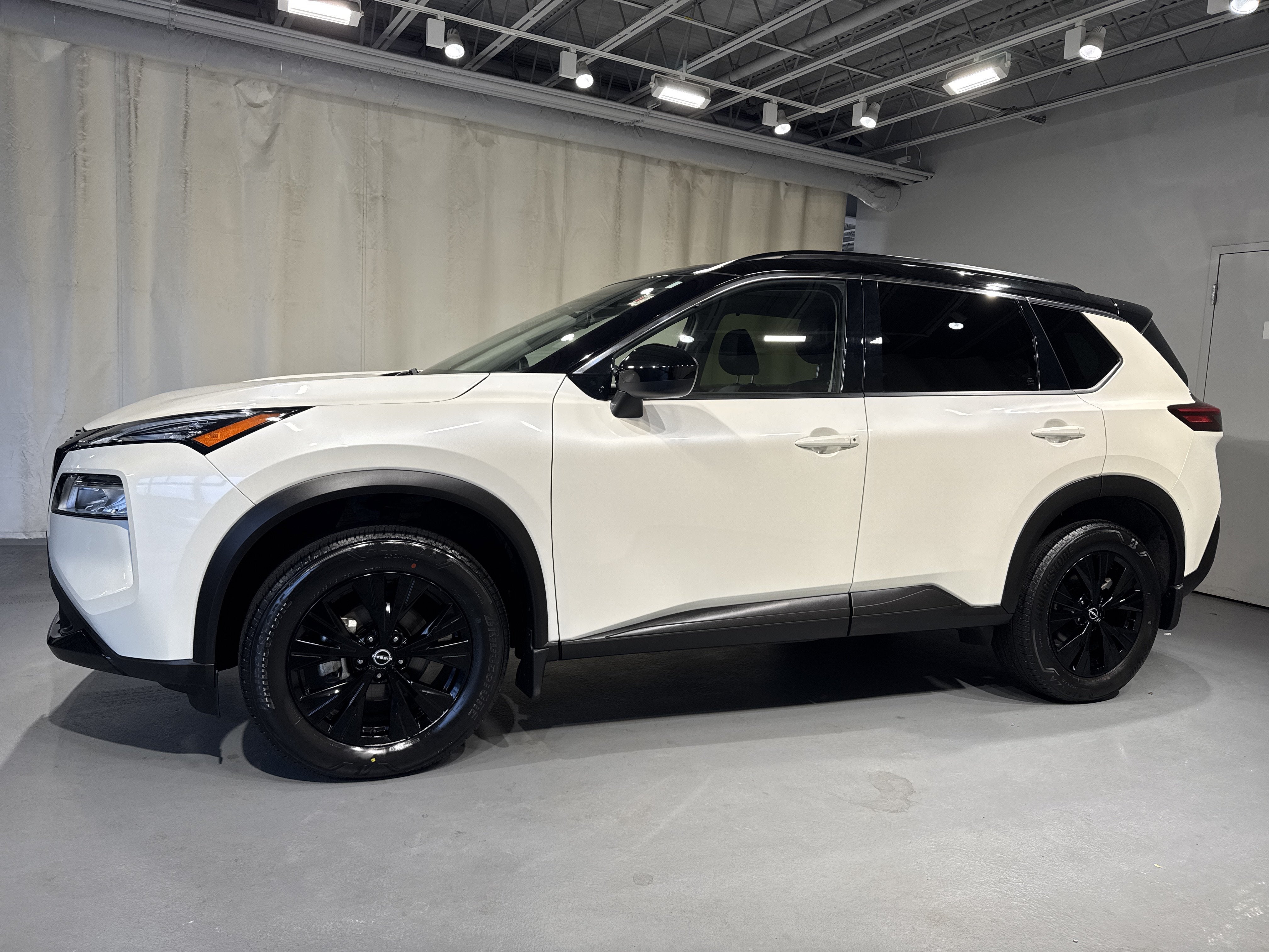 2023 Nissan Rogue SV W/Premium Package & Midnight Package