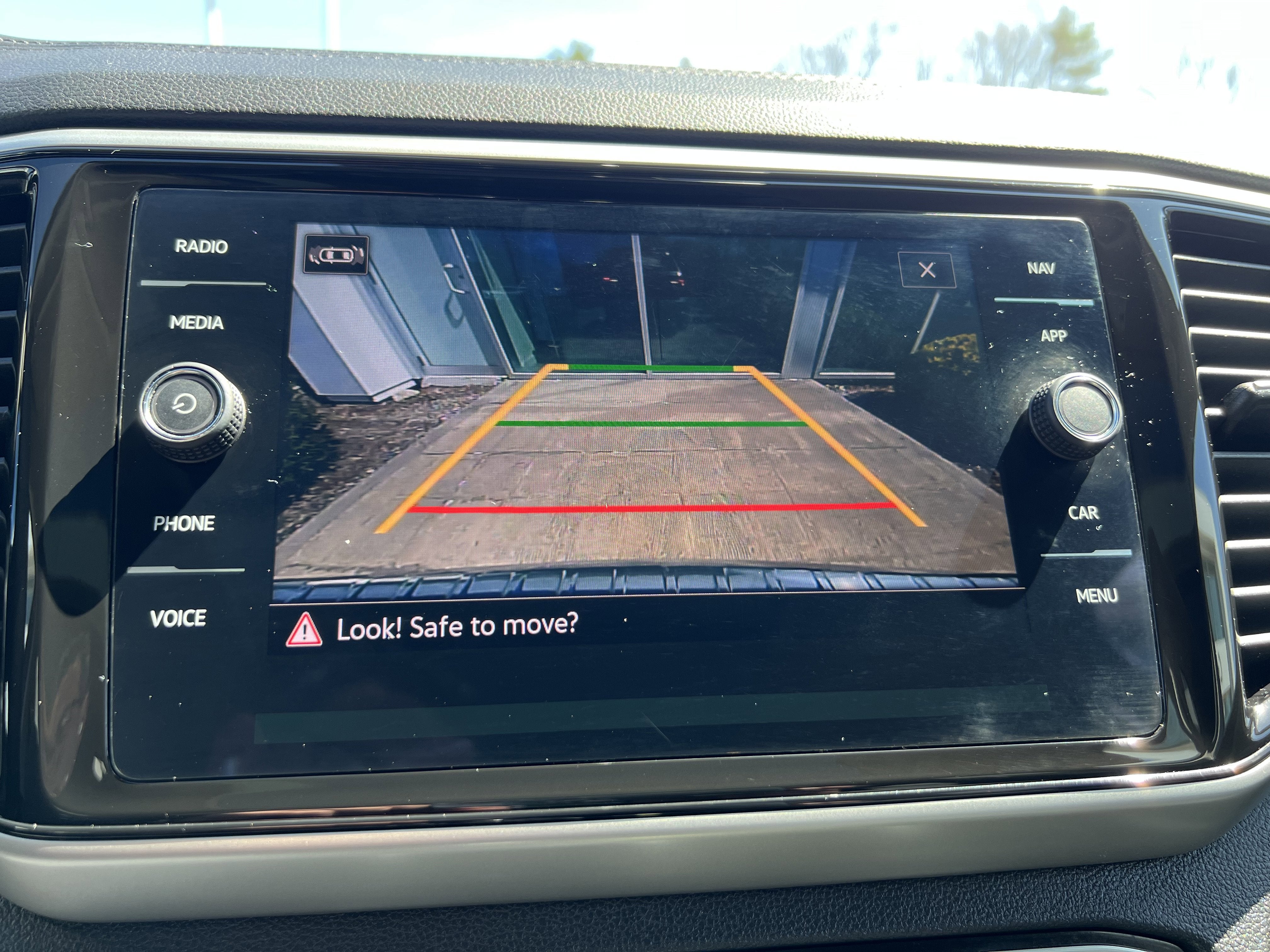2023 Volkswagen Atlas 3.6L V6 SEL w/captains chairs