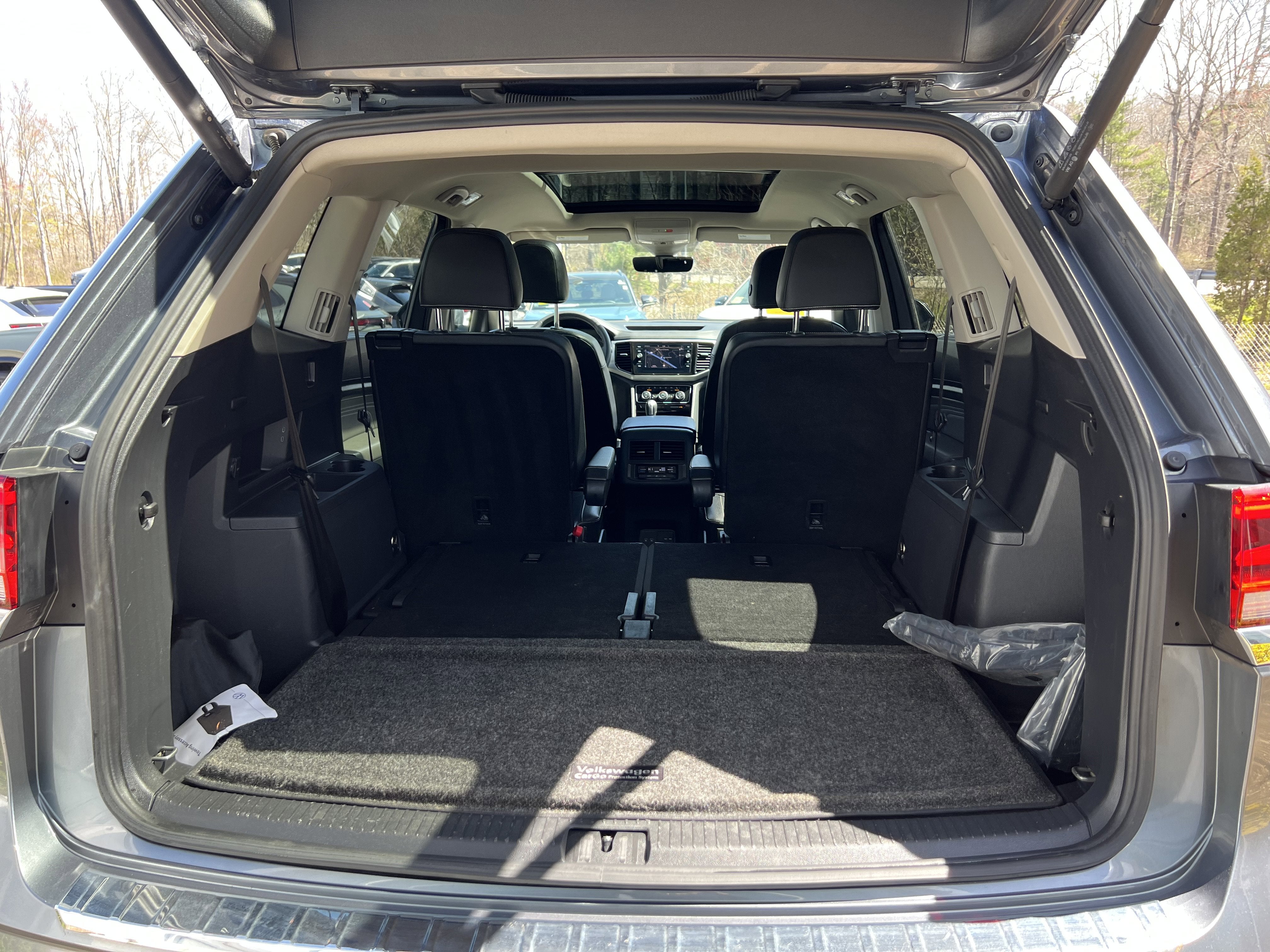 2023 Volkswagen Atlas 3.6L V6 SEL w/captains chairs