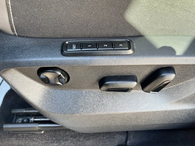 2023 Volkswagen Atlas 3.6L V6 SEL Premium R-Line w/captains chairs