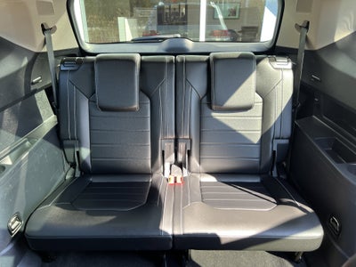 2023 Volkswagen Atlas 3.6L V6 SEL Premium R-Line w/captains chairs