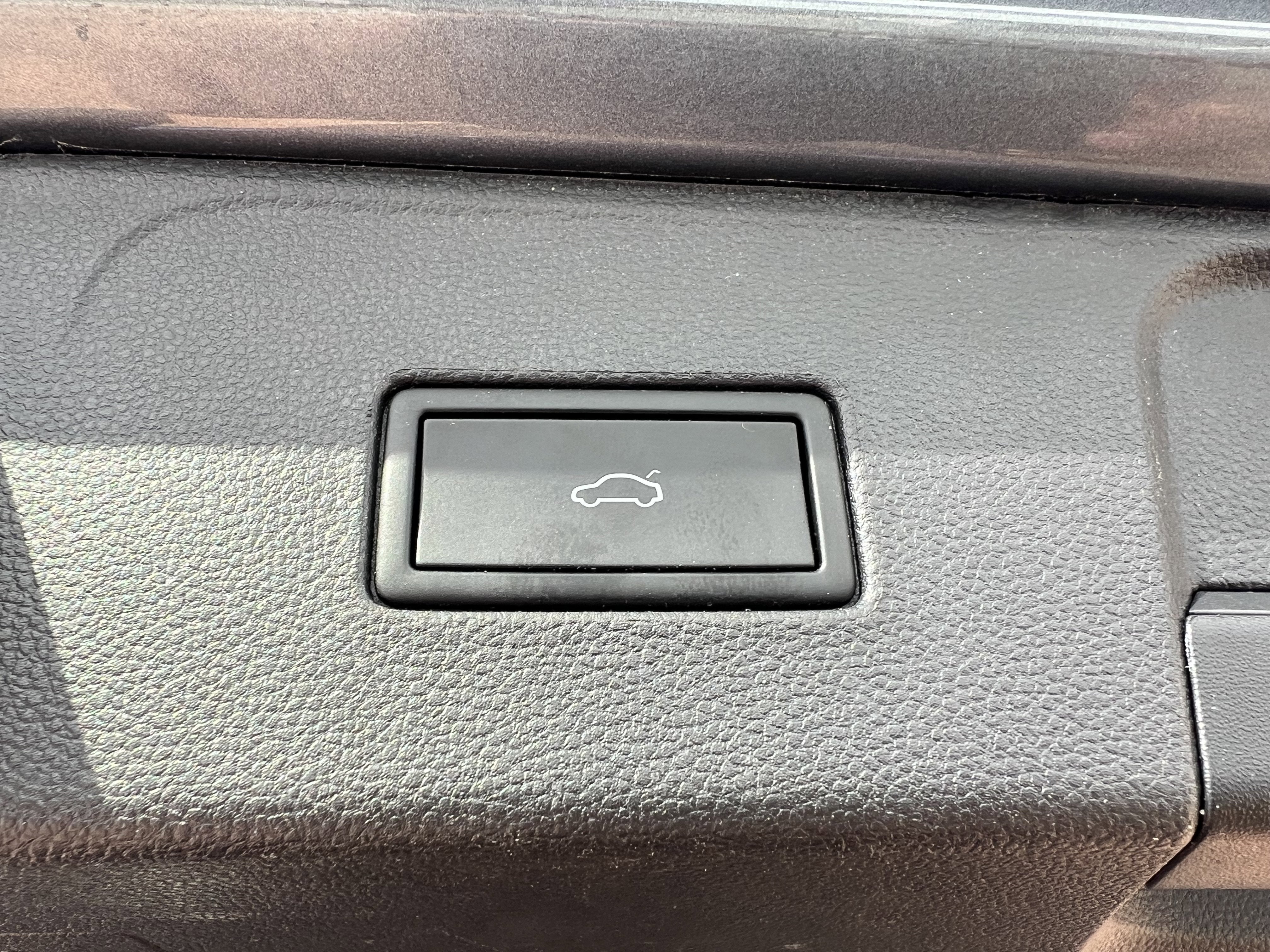 2023 Volkswagen Atlas 3.6L V6 SEL Premium R-Line w/captains chairs