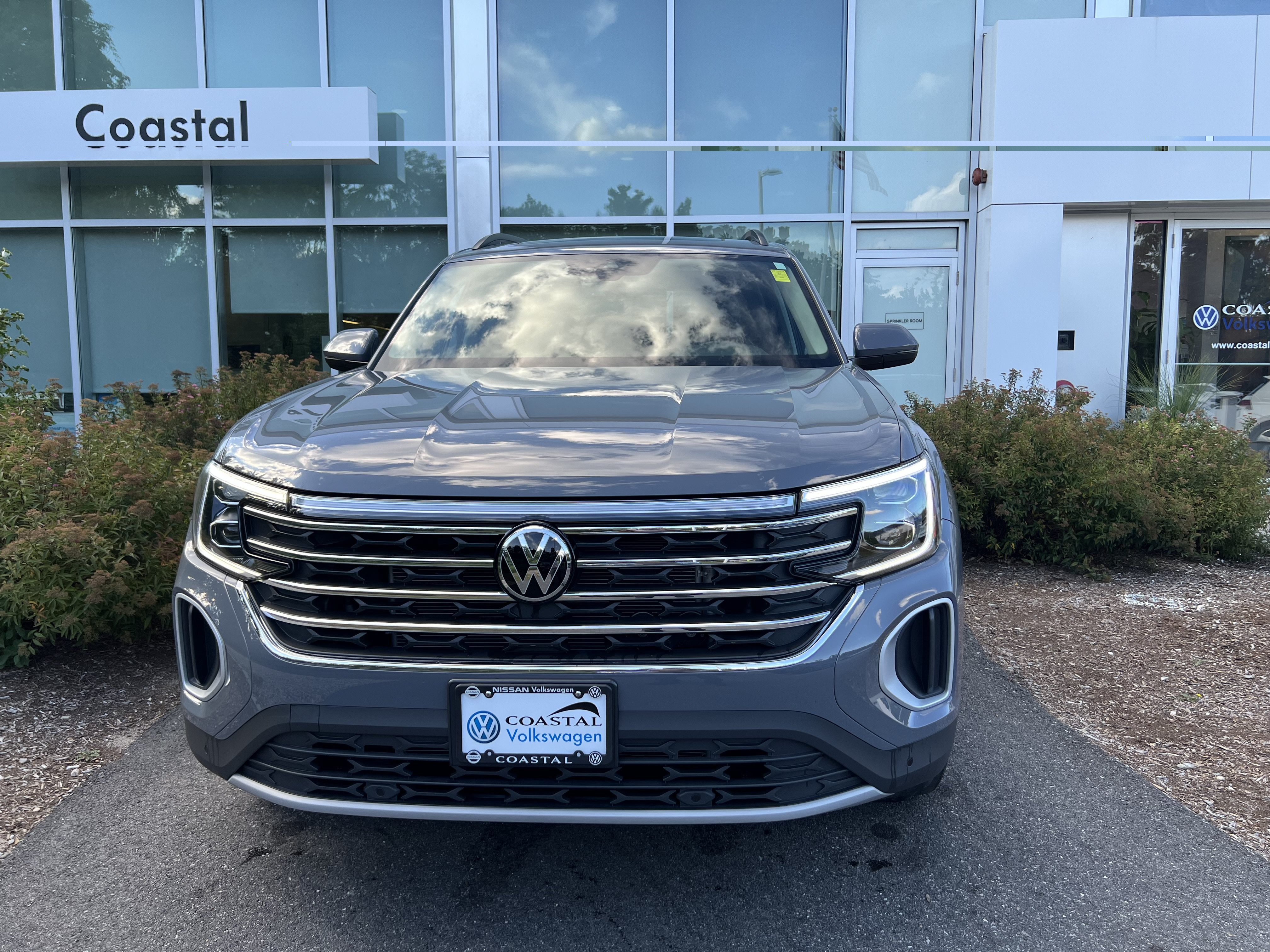 2026 Volkswagen Atlas 2.0T SE w/Technology w/captains chairs and panoramic sunroof