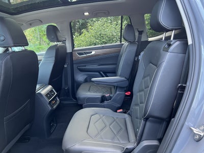 2026 Volkswagen Atlas 2.0T SE w/Technology w/captains chairs and panoramic sunroof