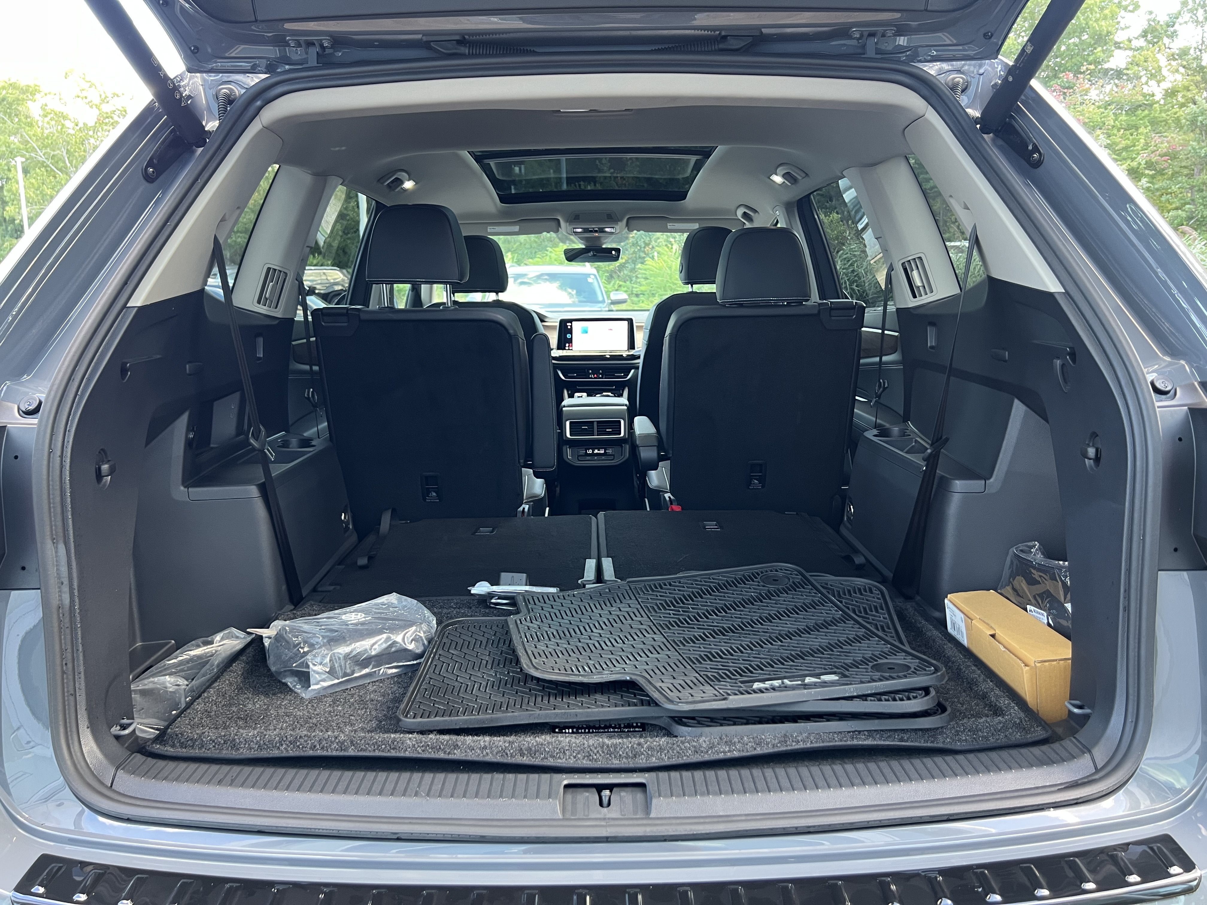 2026 Volkswagen Atlas 2.0T SE w/Technology w/captains chairs and panoramic sunroof