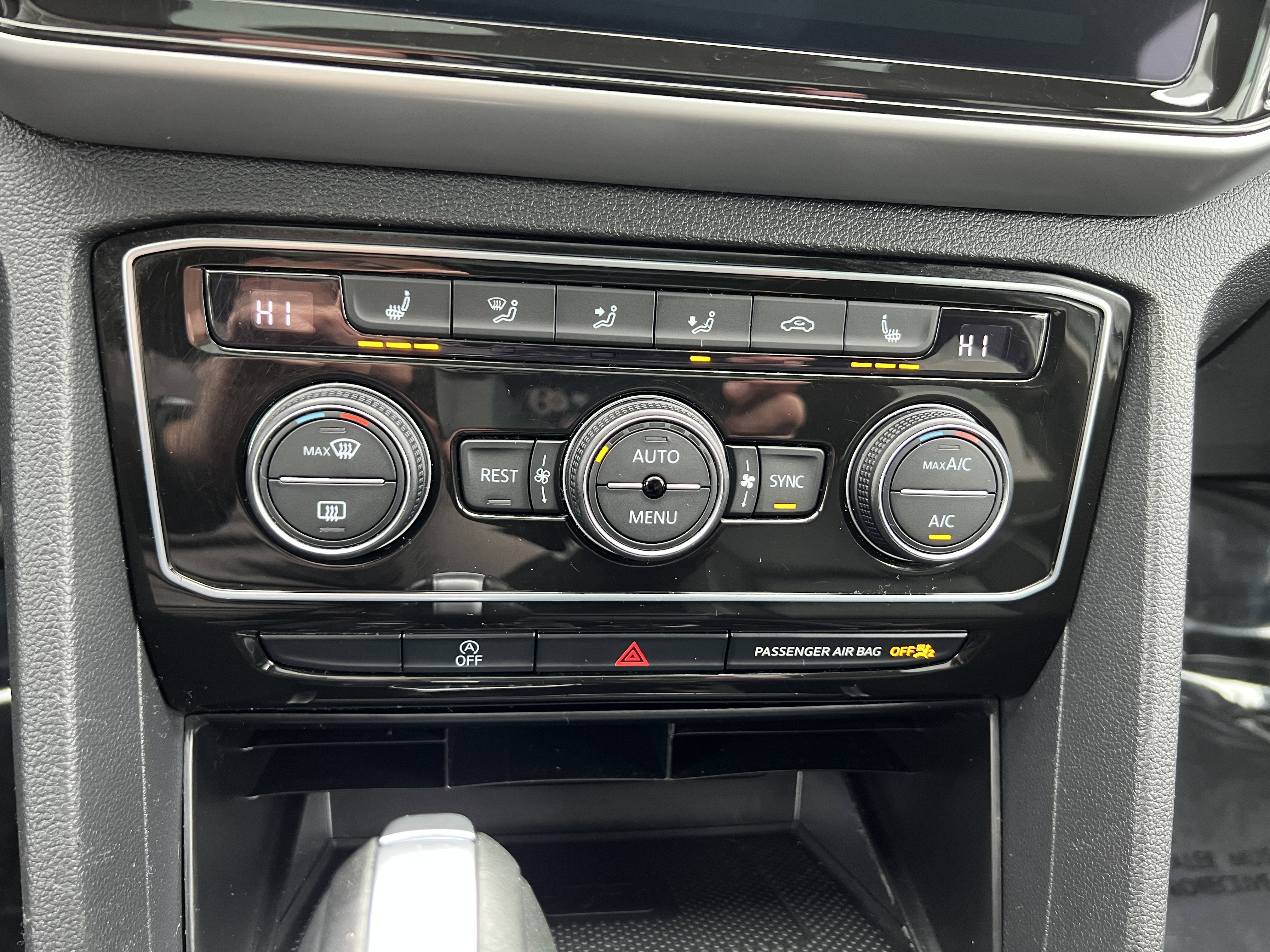 2023 Volkswagen Atlas 2.0T SE w/Technology w/panoramic sunroof