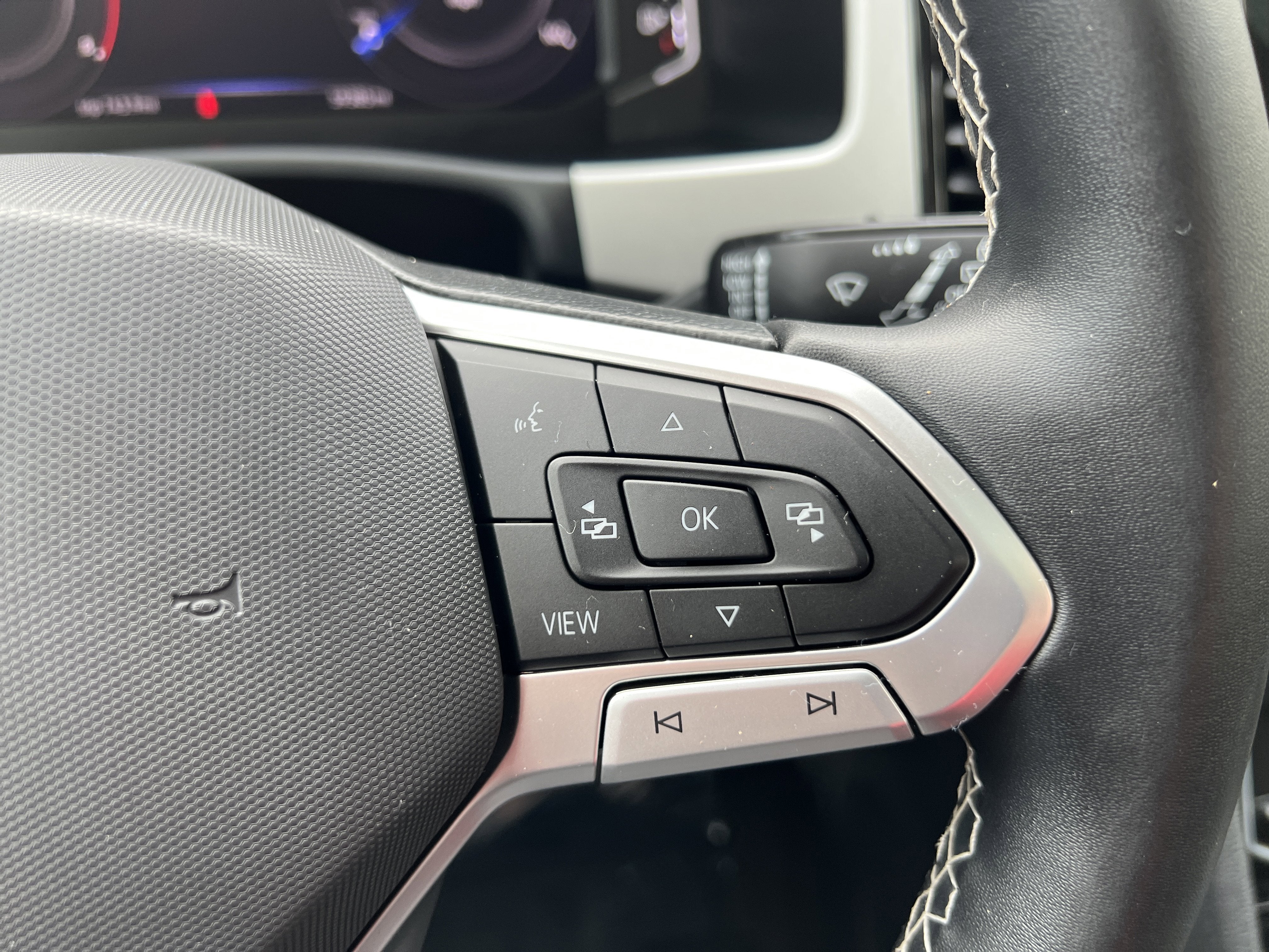 2022 Volkswagen Atlas 2.0T SE w/Technology w/Captains Chairs and Panoramic Sunroof