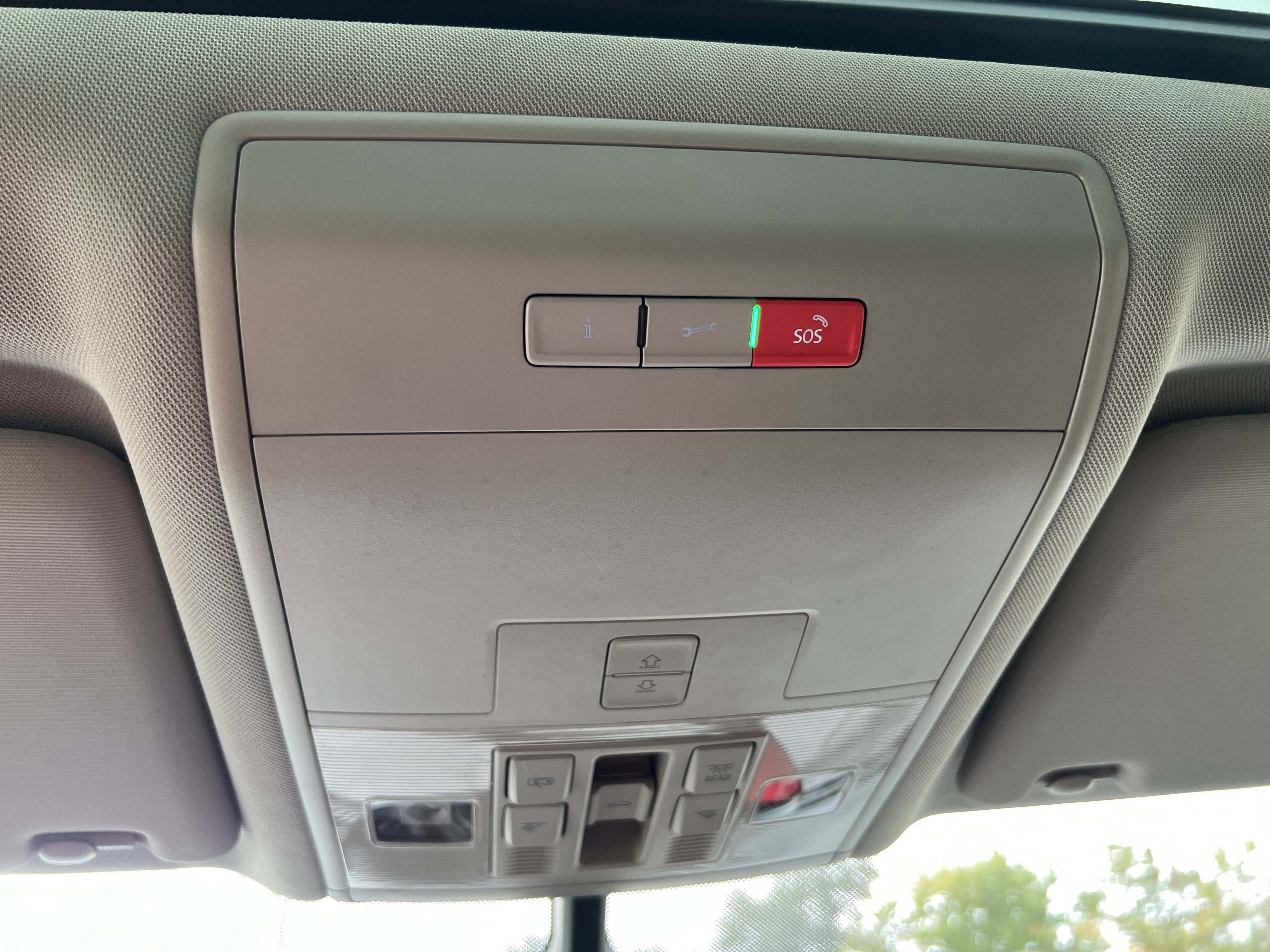 2022 Volkswagen Atlas 2.0T SE w/Technology w/Captains Chairs and Panoramic Sunroof