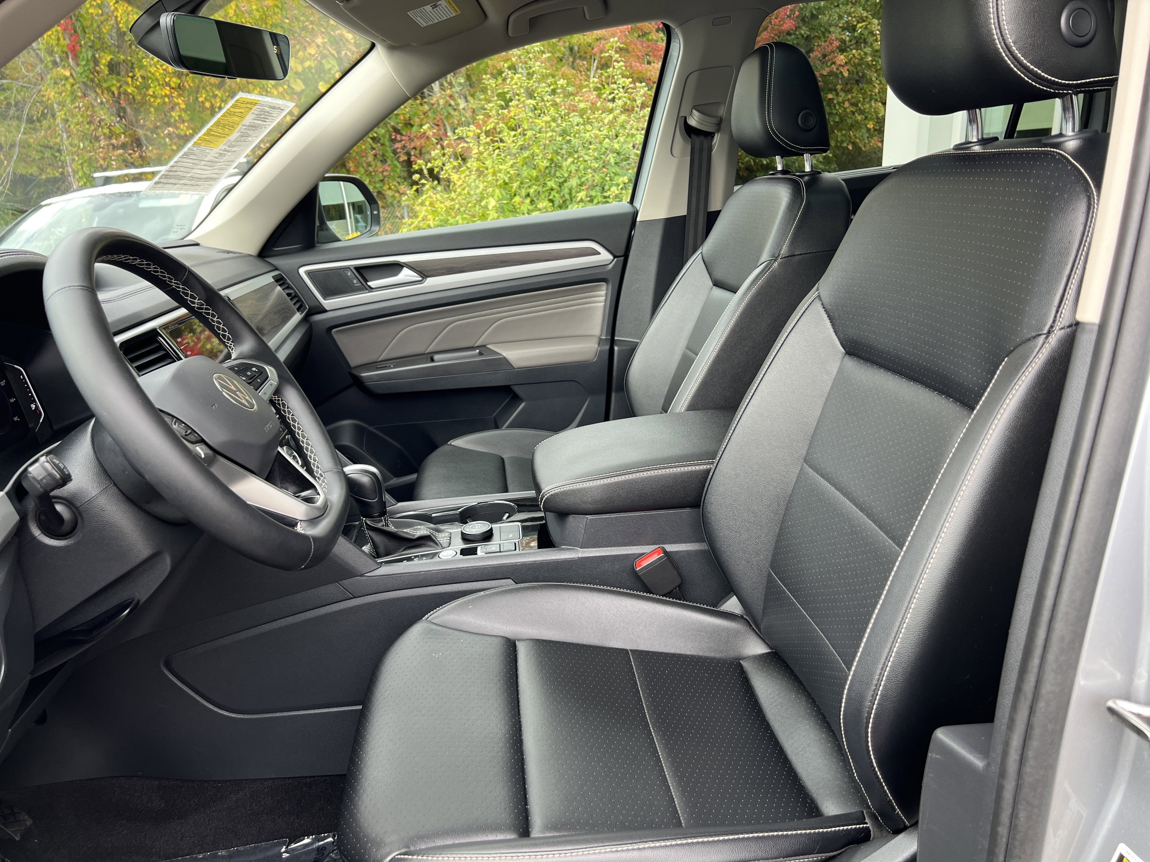 2022 Volkswagen Atlas 2.0T SE w/Technology w/Captains Chairs and Panoramic Sunroof