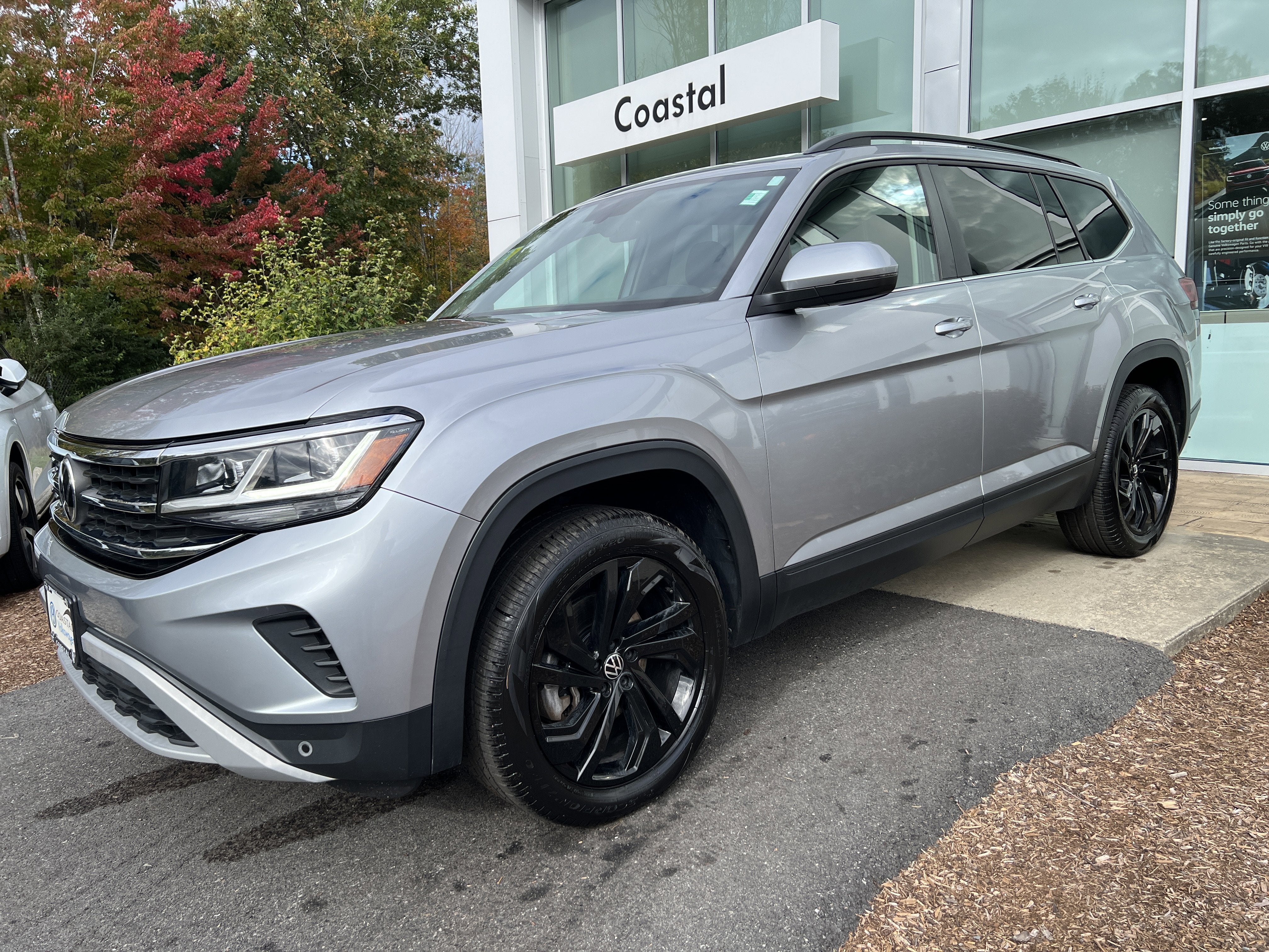2022 Volkswagen Atlas 2.0T SE w/Technology w/Captains Chairs and Panoramic Sunroof