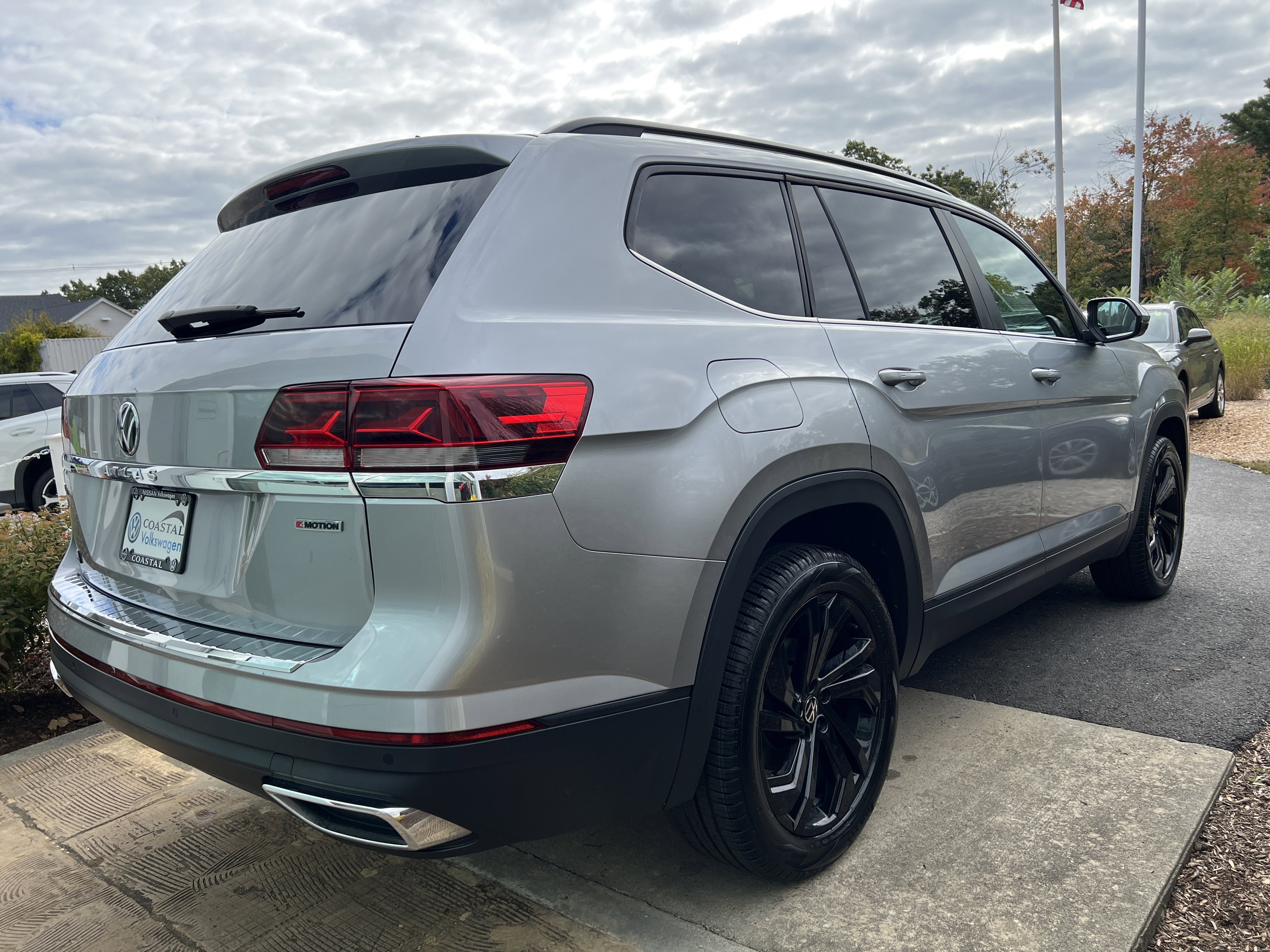 2022 Volkswagen Atlas 2.0T SE w/Technology w/Captains Chairs and Panoramic Sunroof