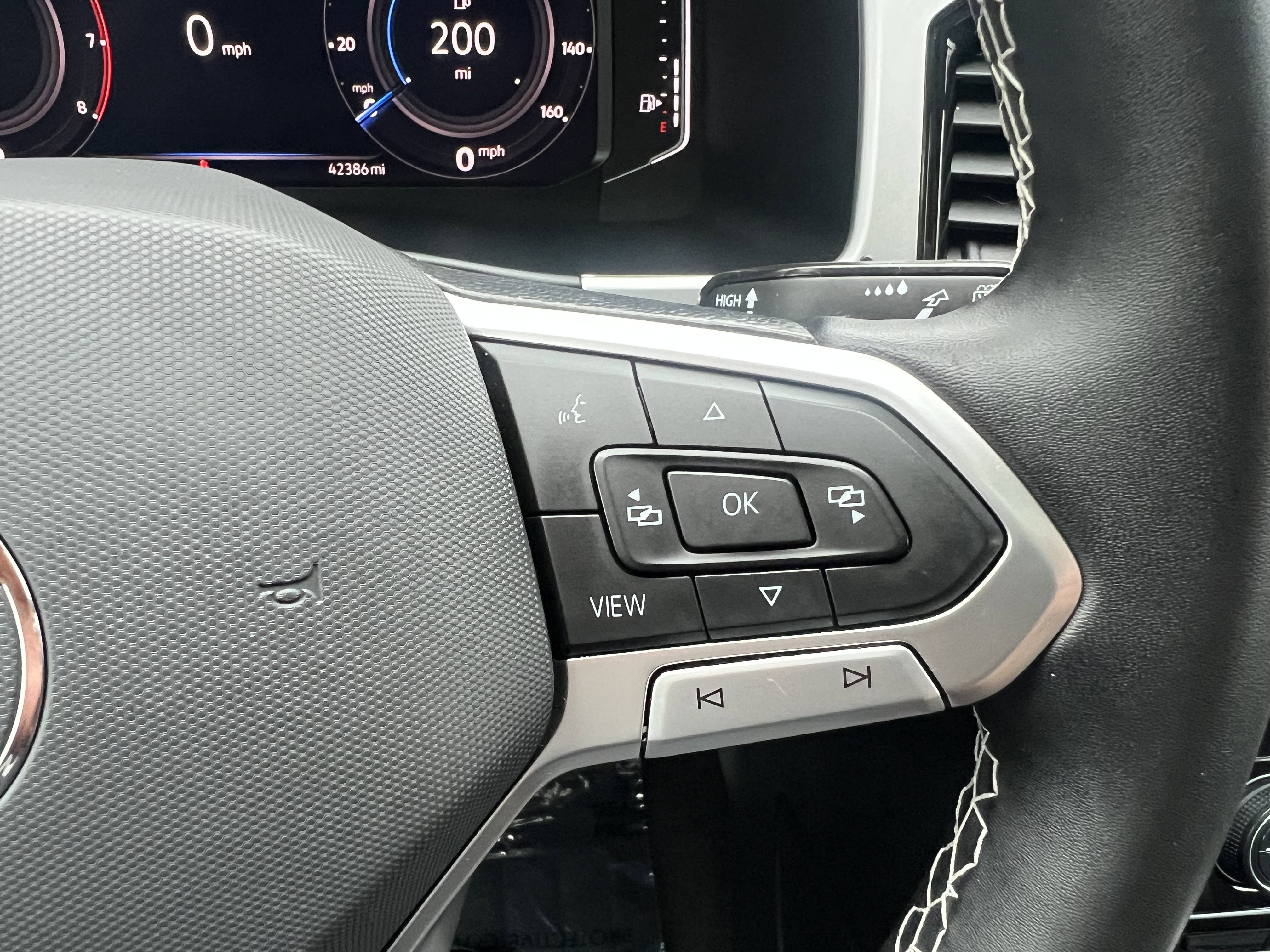 2023 Volkswagen Atlas 3.6L V6 SE w/Technology w/panoramic sunroof