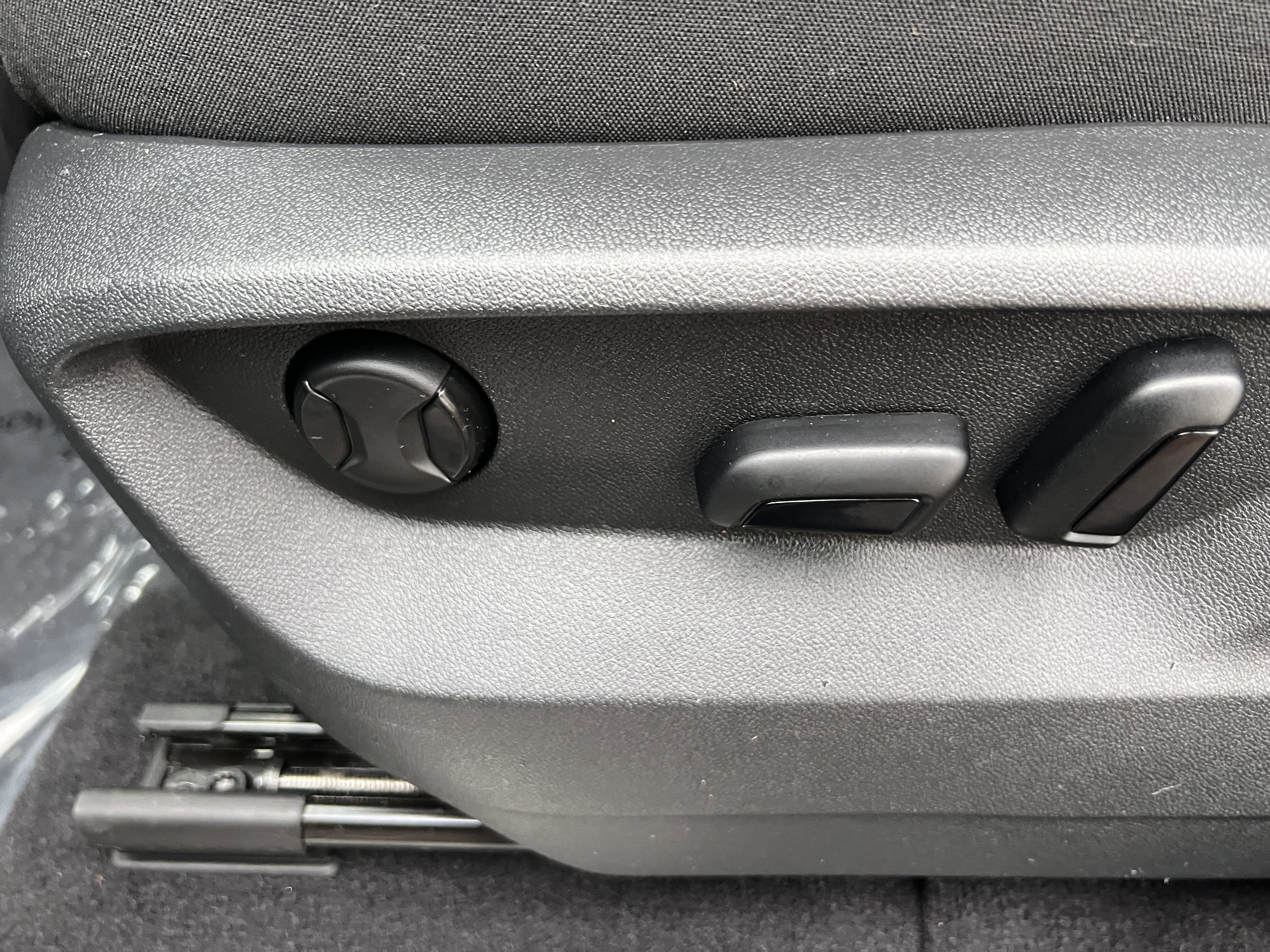 2023 Volkswagen Atlas 3.6L V6 SE w/Technology w/panoramic sunroof