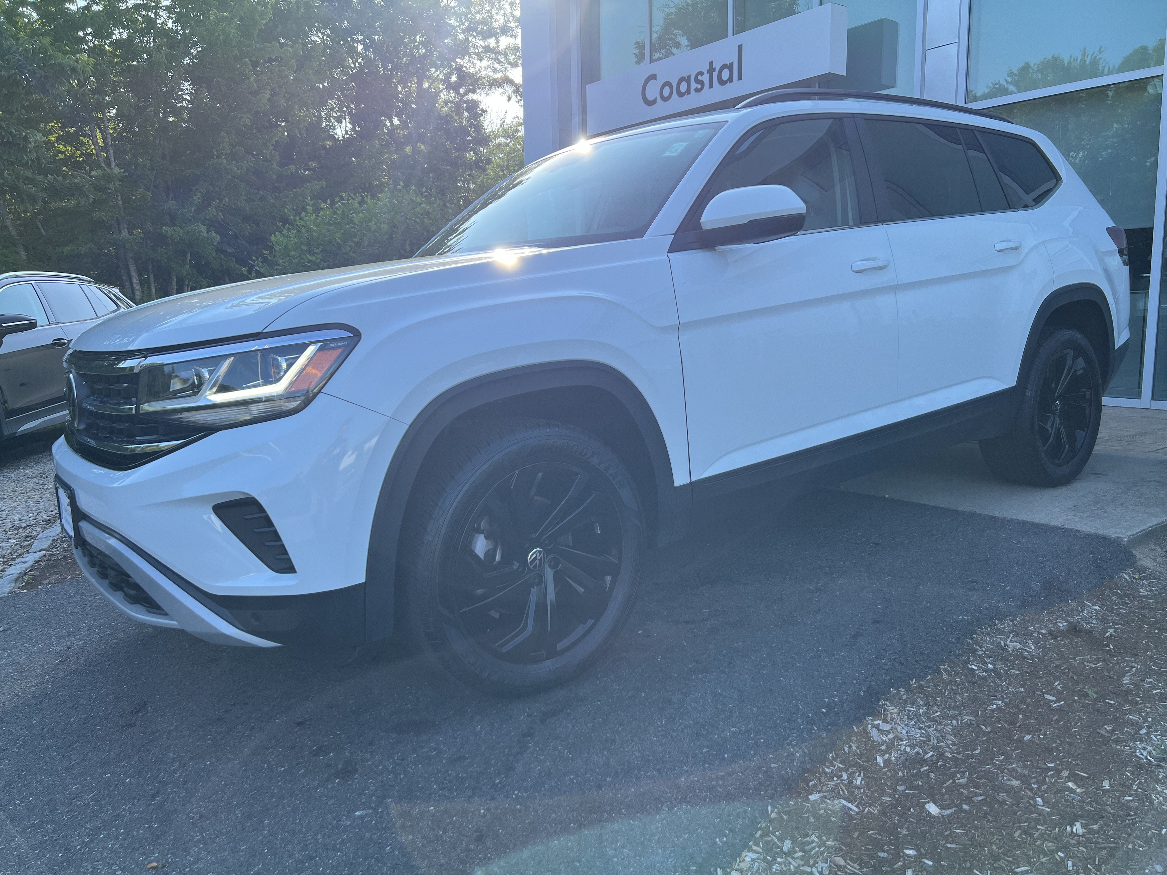 2023 Volkswagen Atlas 3.6L V6 SE w/Technology W/Panoramic Sunroof & Black Wheel Package