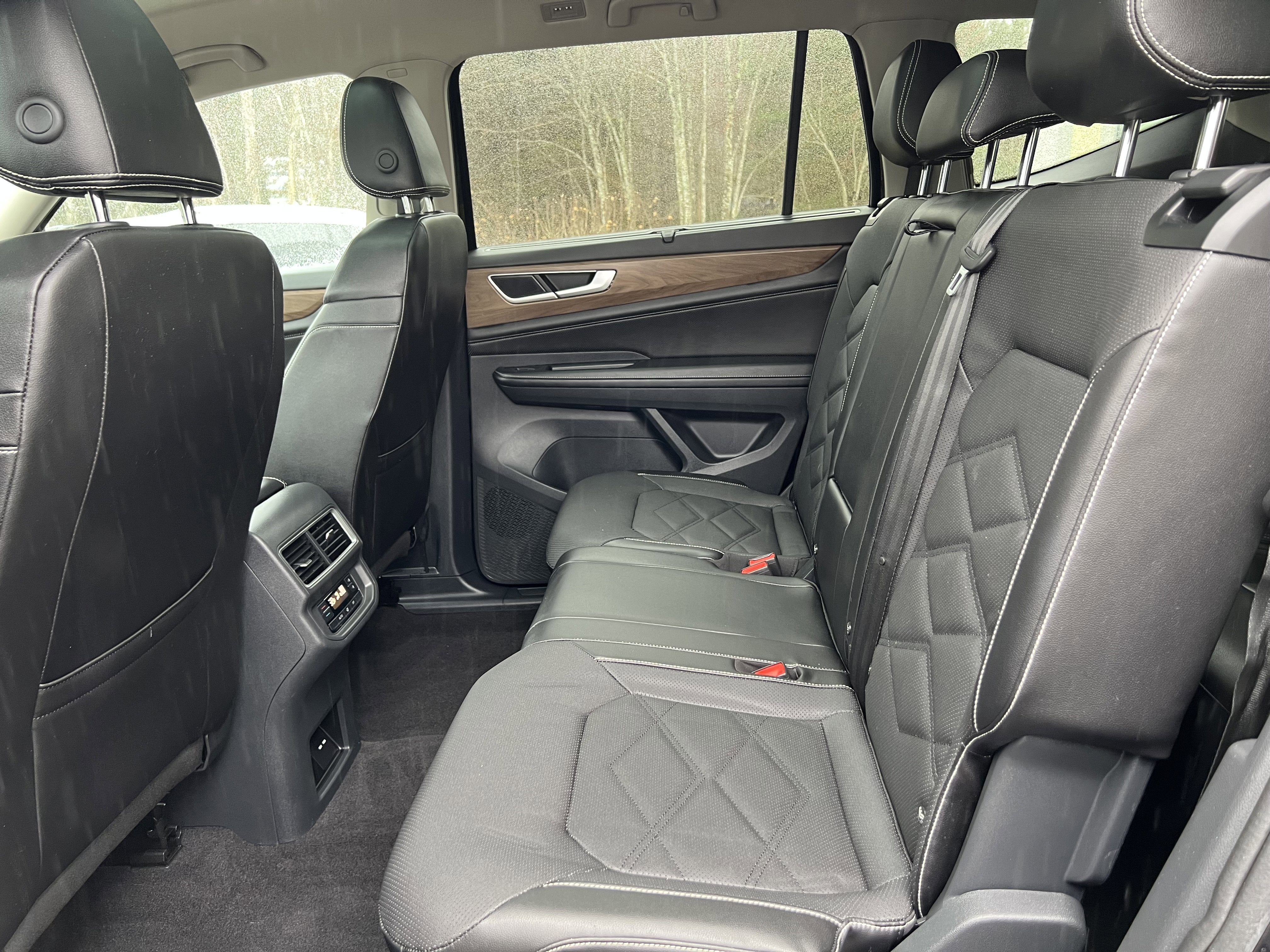 2024 Volkswagen Atlas 2.0T SE w/Technology w/panoramic sunroof and BWP