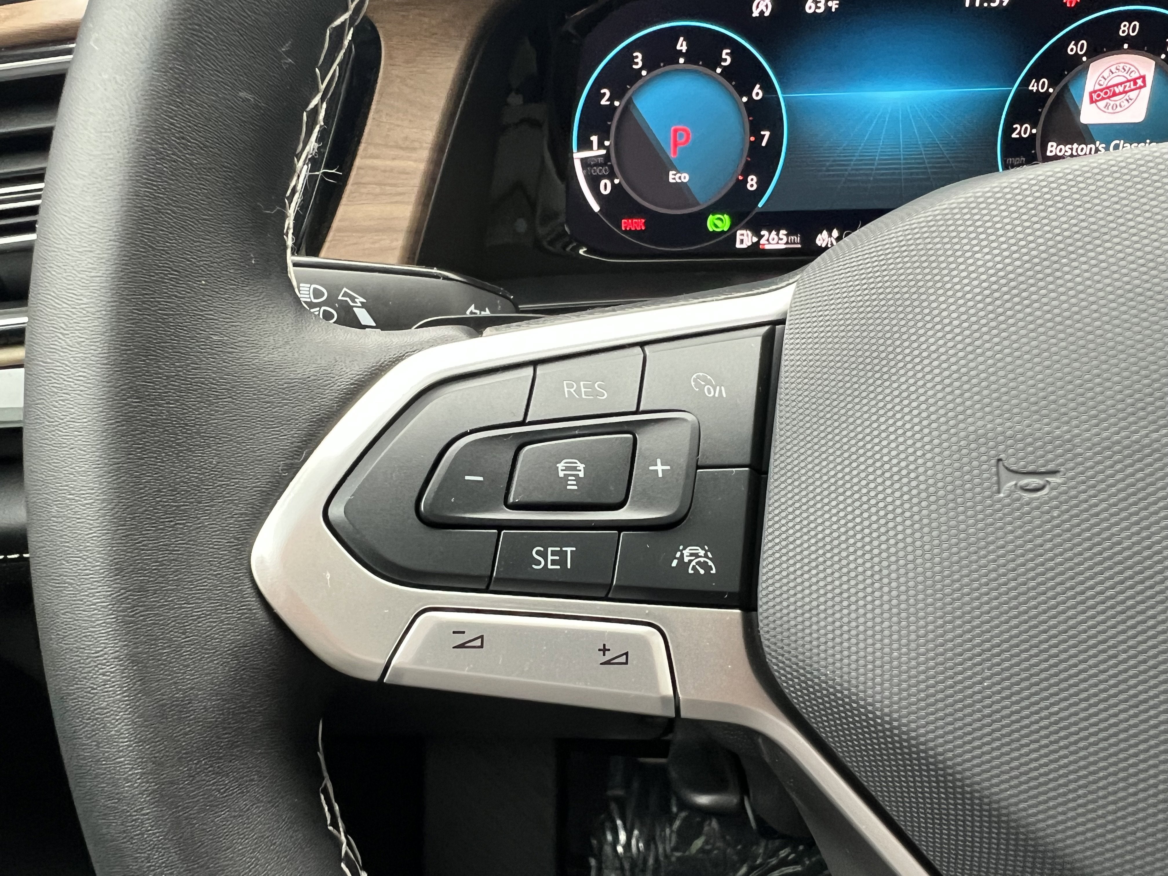 2024 Volkswagen Atlas 2.0T SE w/Technology w/panoramic sunroof and BWP