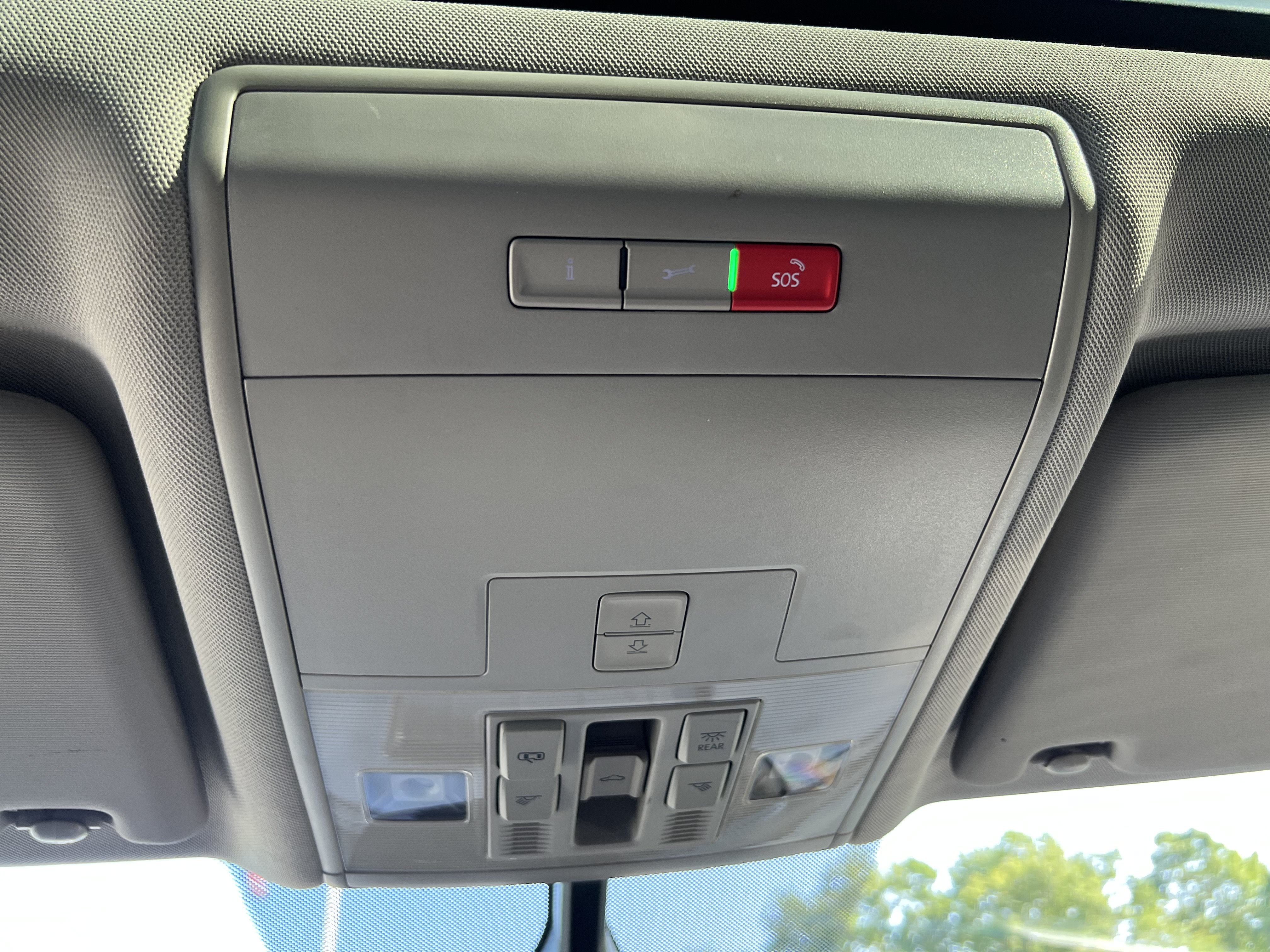 2023 Volkswagen Atlas 3.6L V6 SE w/Technology W/Panoramic Sunroof & Captains Chairs