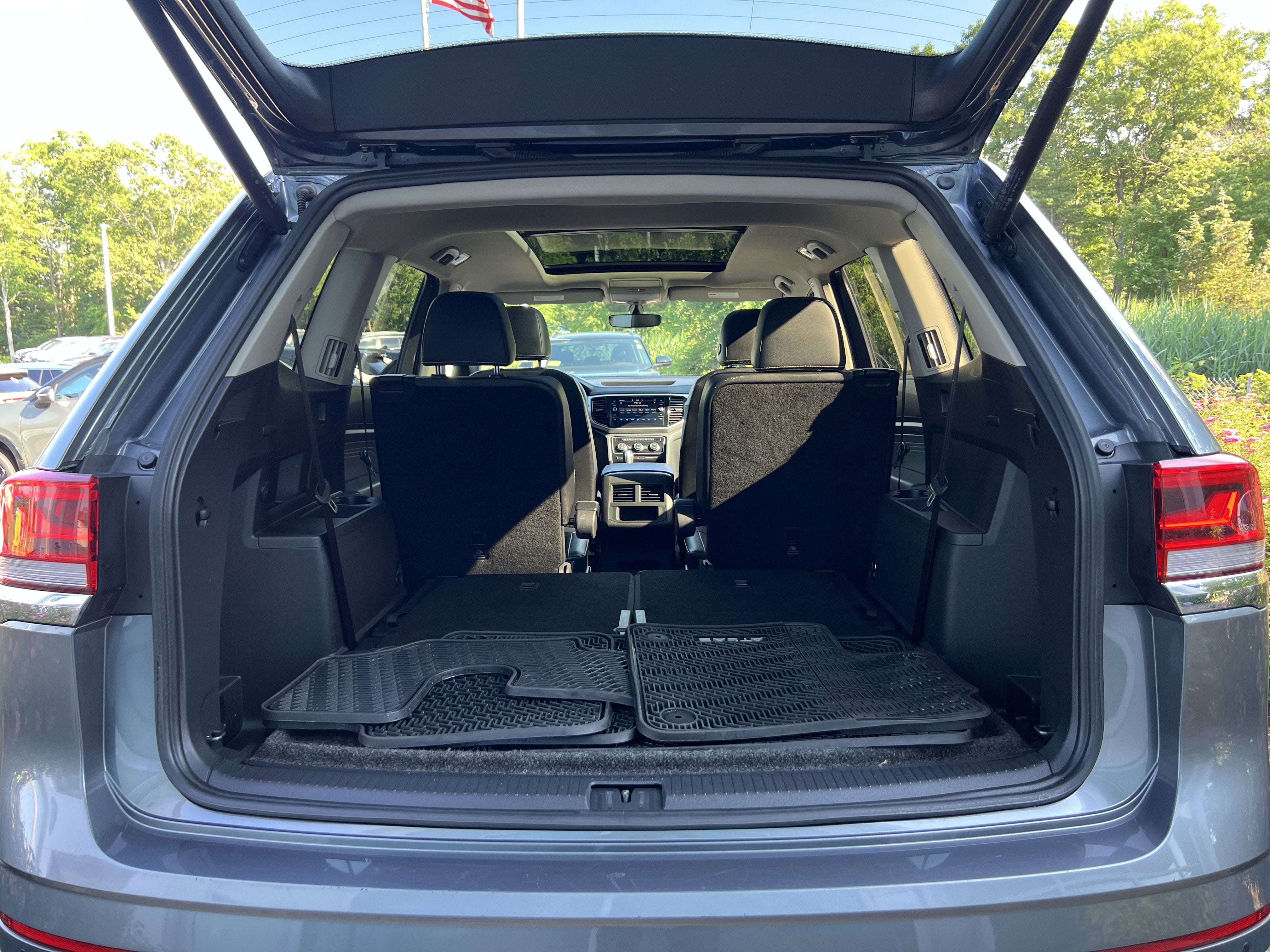 2023 Volkswagen Atlas 3.6L V6 SE w/Technology W/Panoramic Sunroof & Captains Chairs