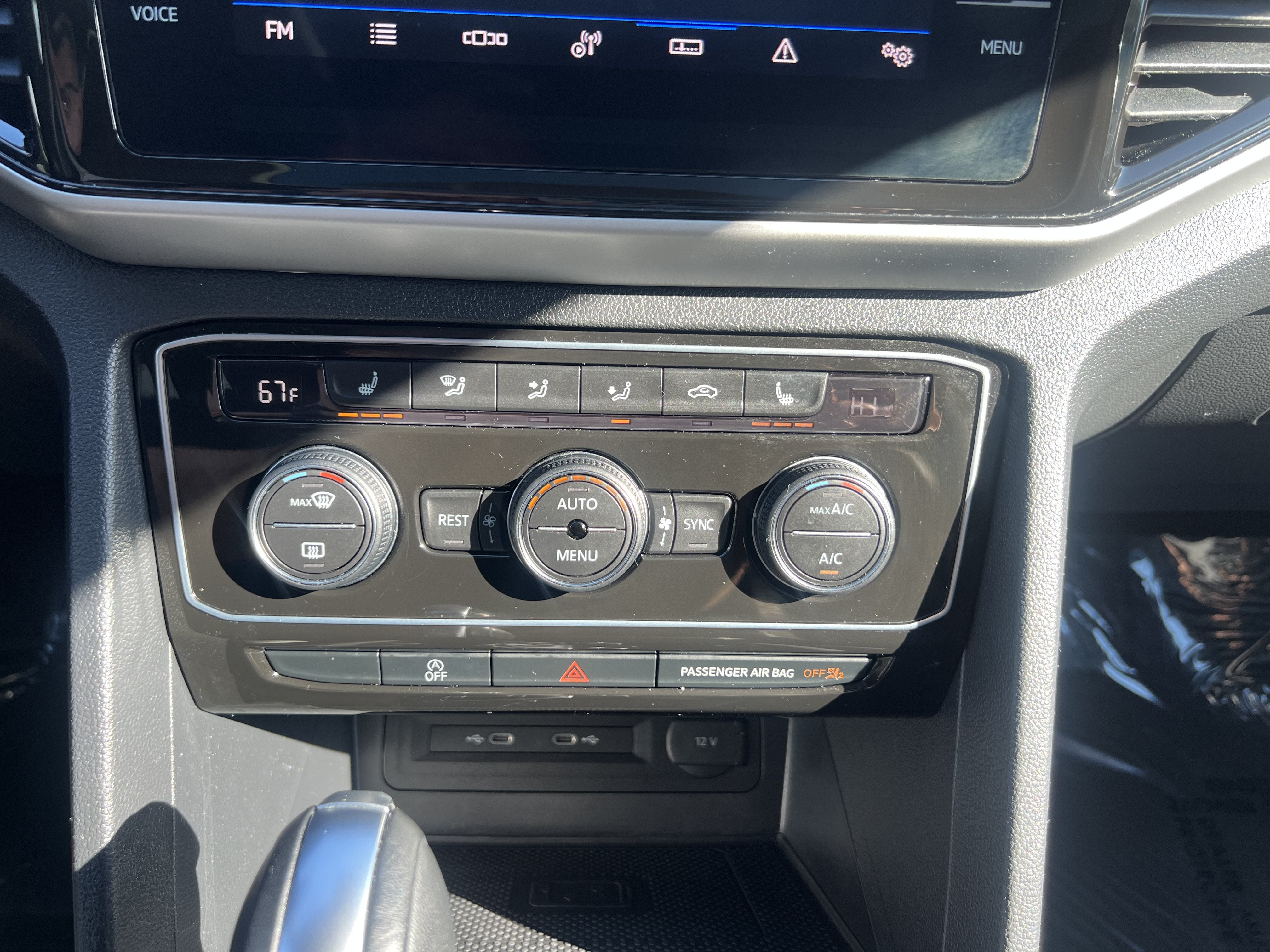 2022 Volkswagen Atlas 3.6L V6 SE w/Technology W/Panoramic Sunroof & Captains Chairs
