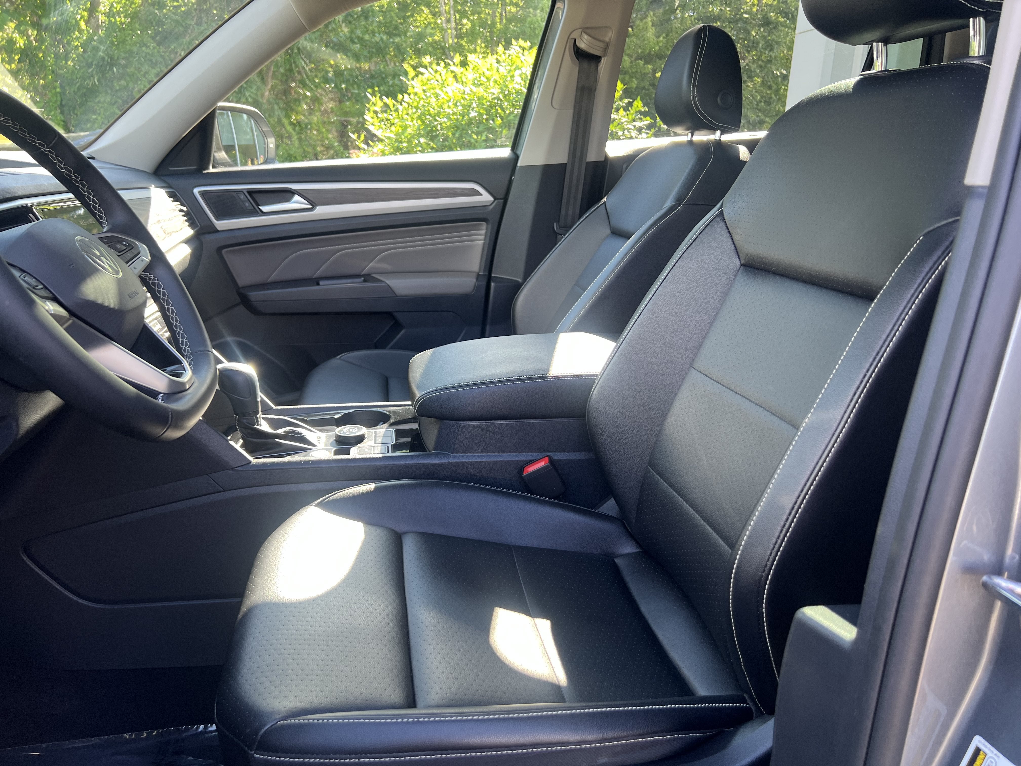 2022 Volkswagen Atlas 3.6L V6 SE w/Technology W/Panoramic Sunroof & Captains Chairs