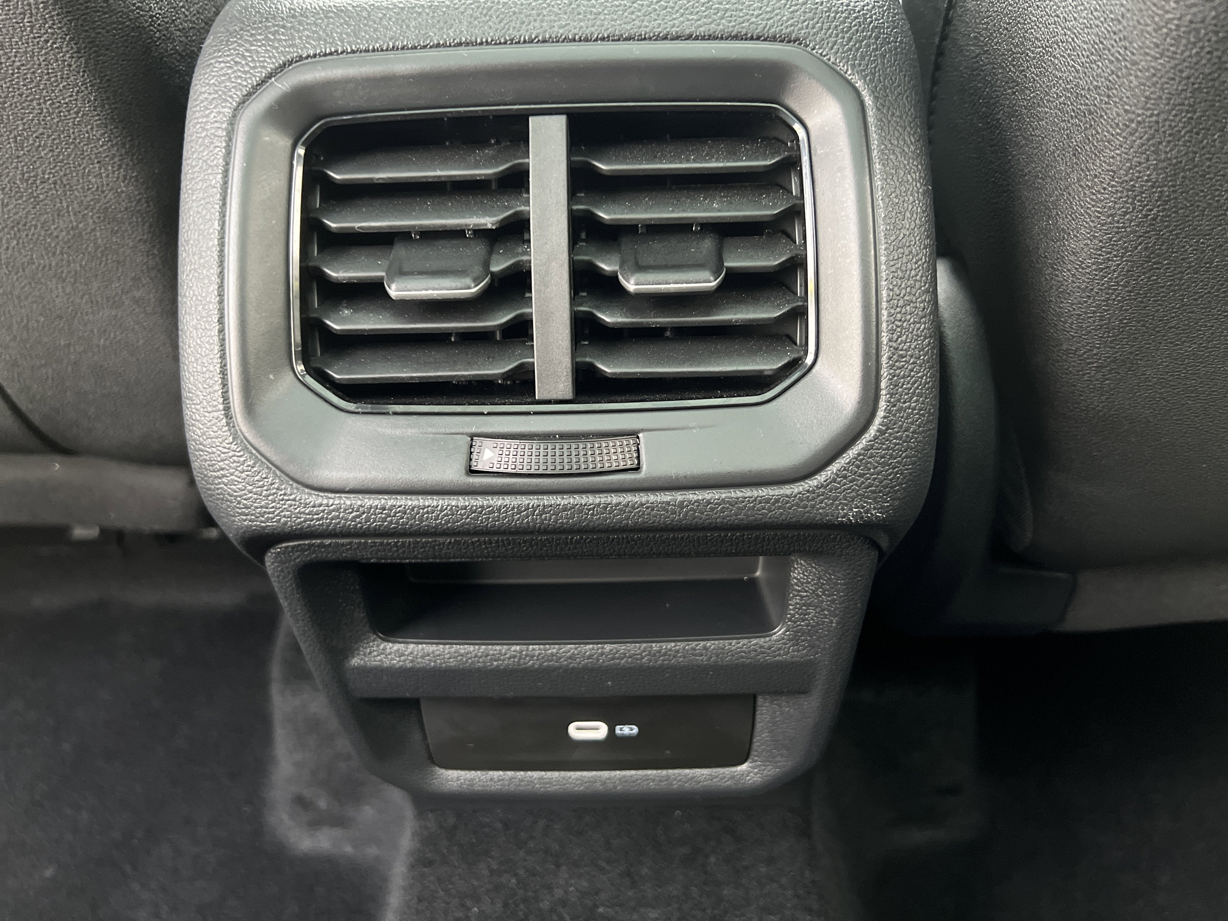 2025 Volkswagen Taos SE Black