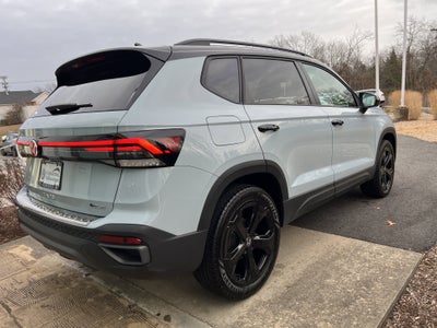 2025 Volkswagen Taos SE Black