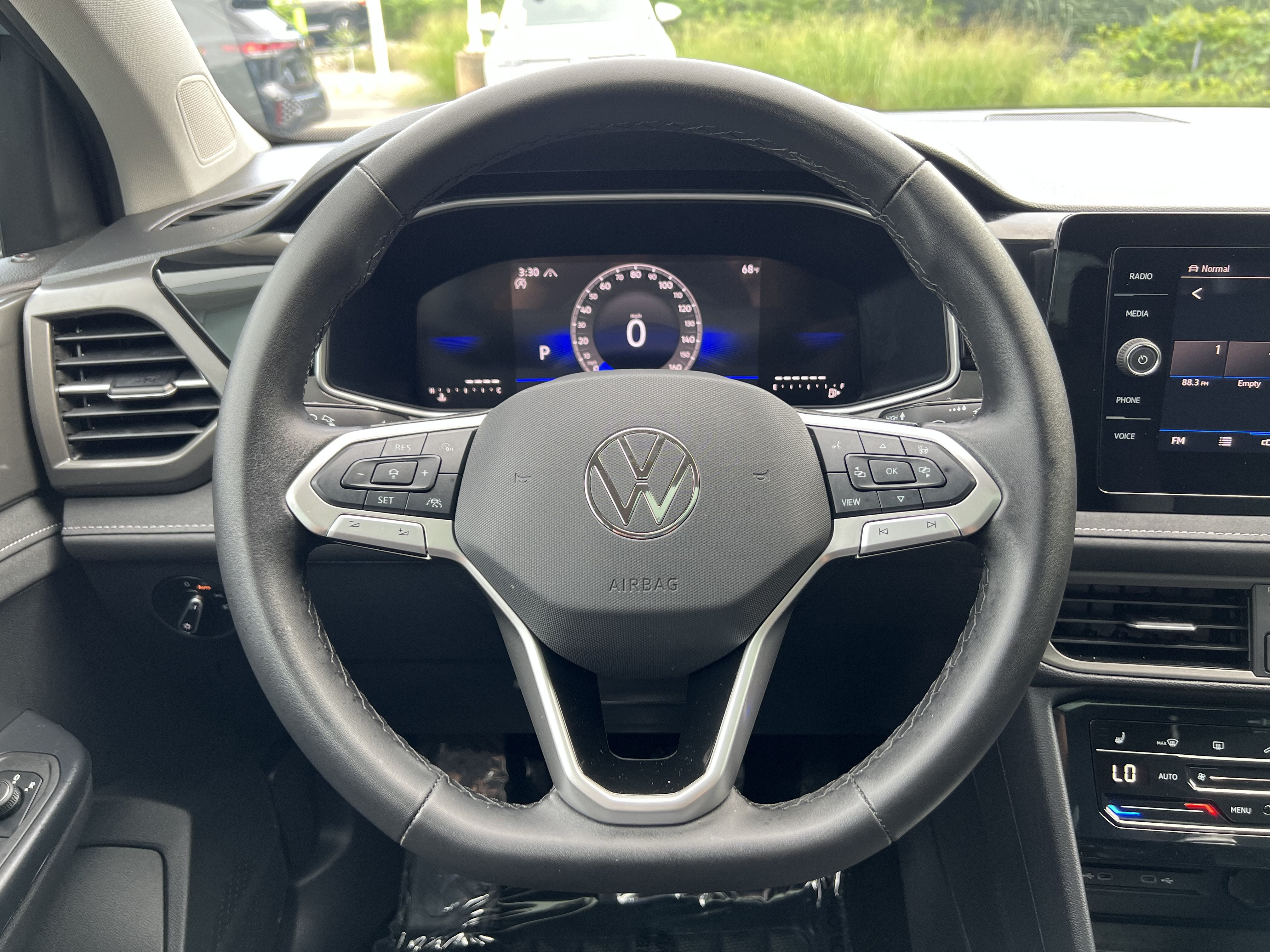 2025 Volkswagen Taos SE Black