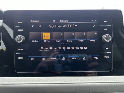 2025 Volkswagen Taos SEL w/black wheel package