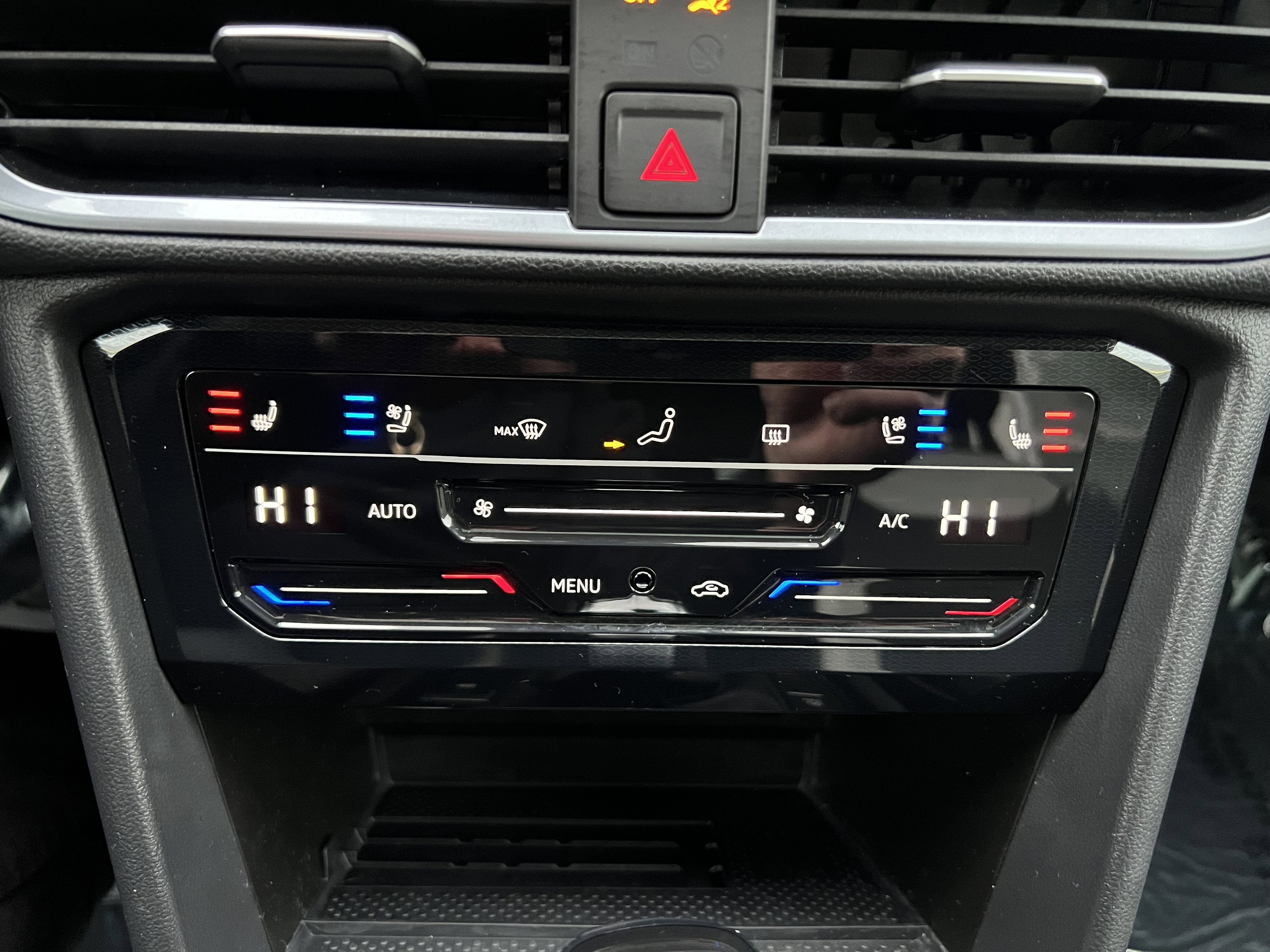 2025 Volkswagen Taos SEL w/black wheel package