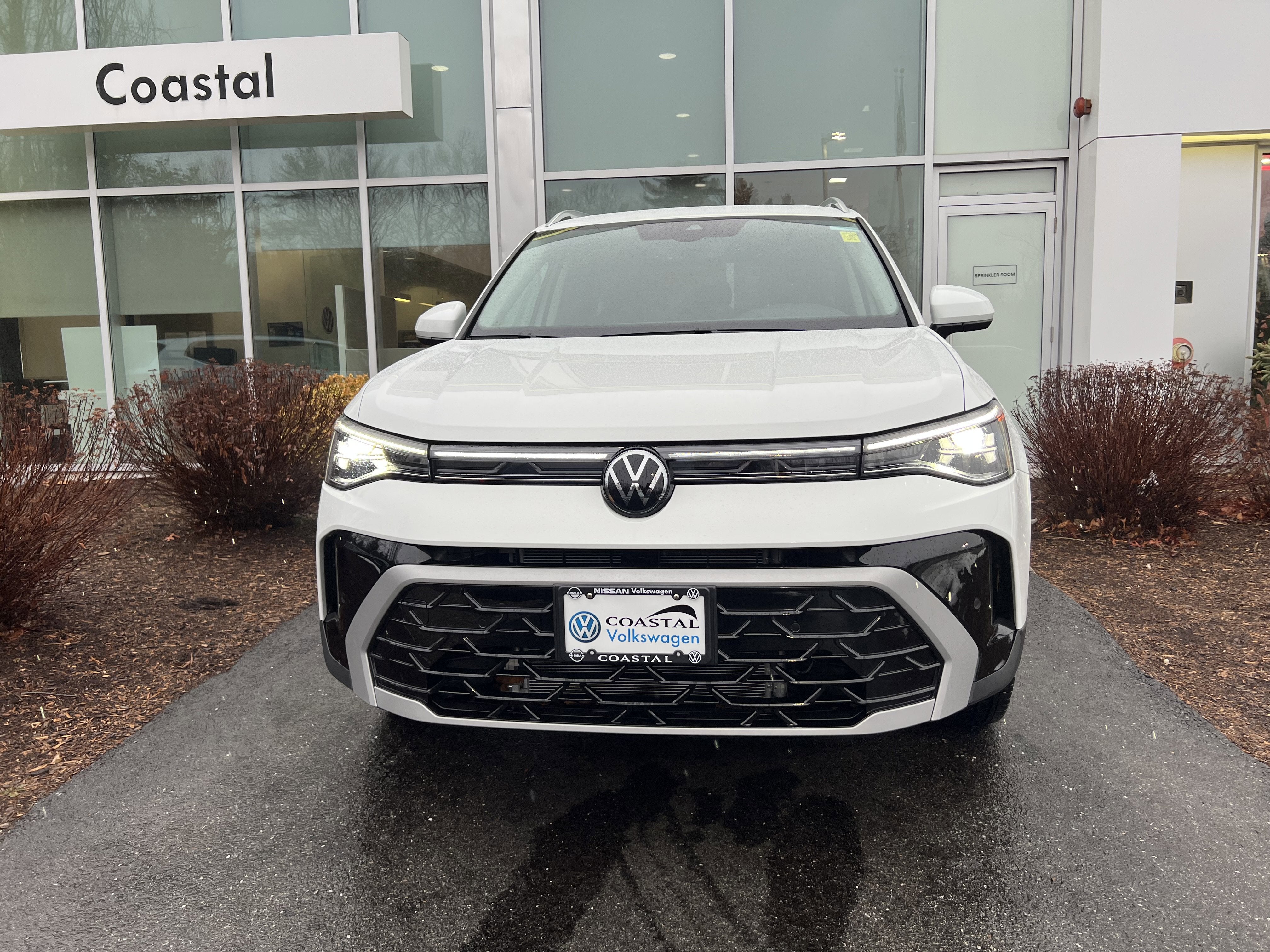 2025 Volkswagen Taos SEL w/black wheel package