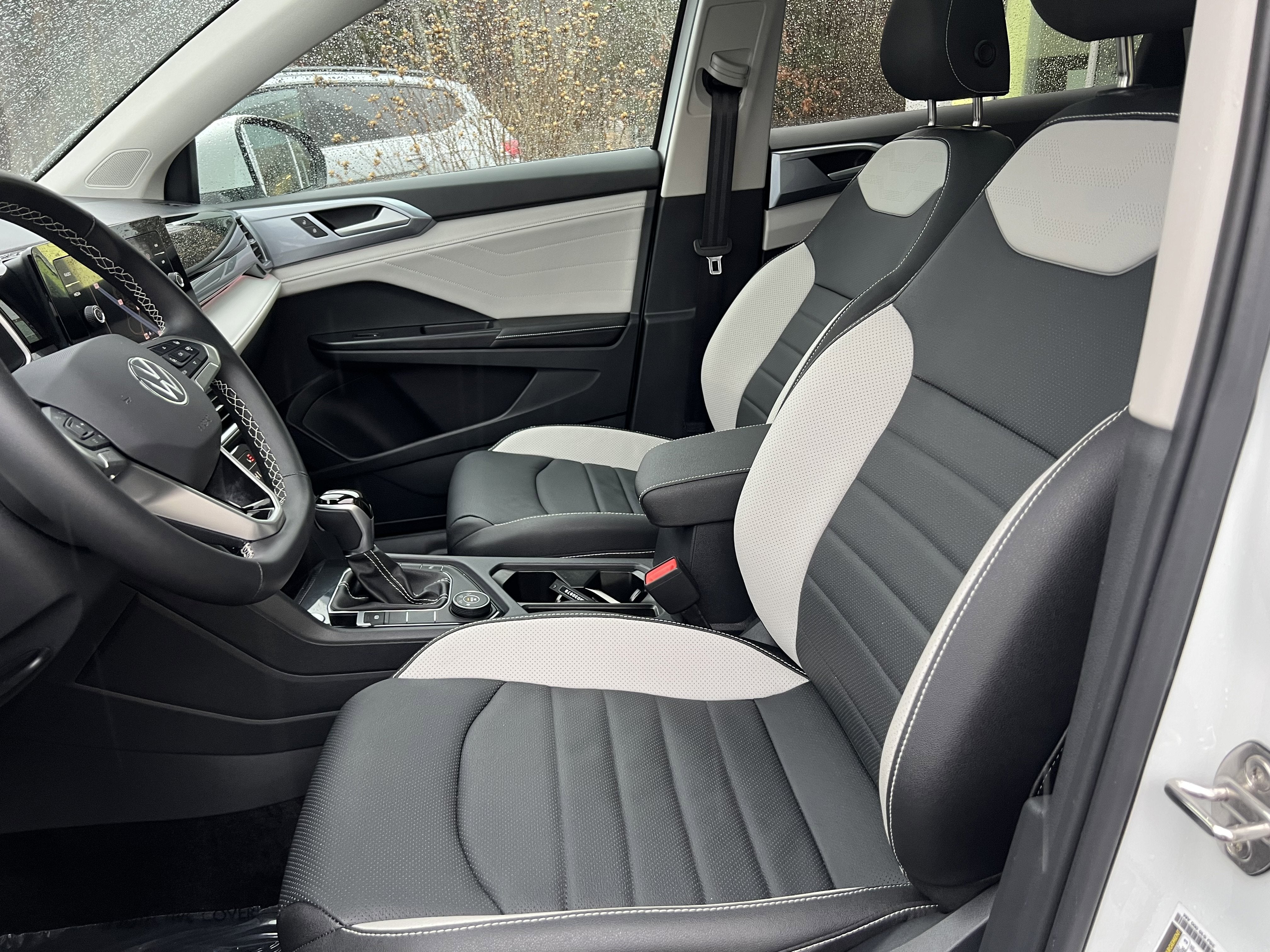 2025 Volkswagen Taos SEL w/black wheel package