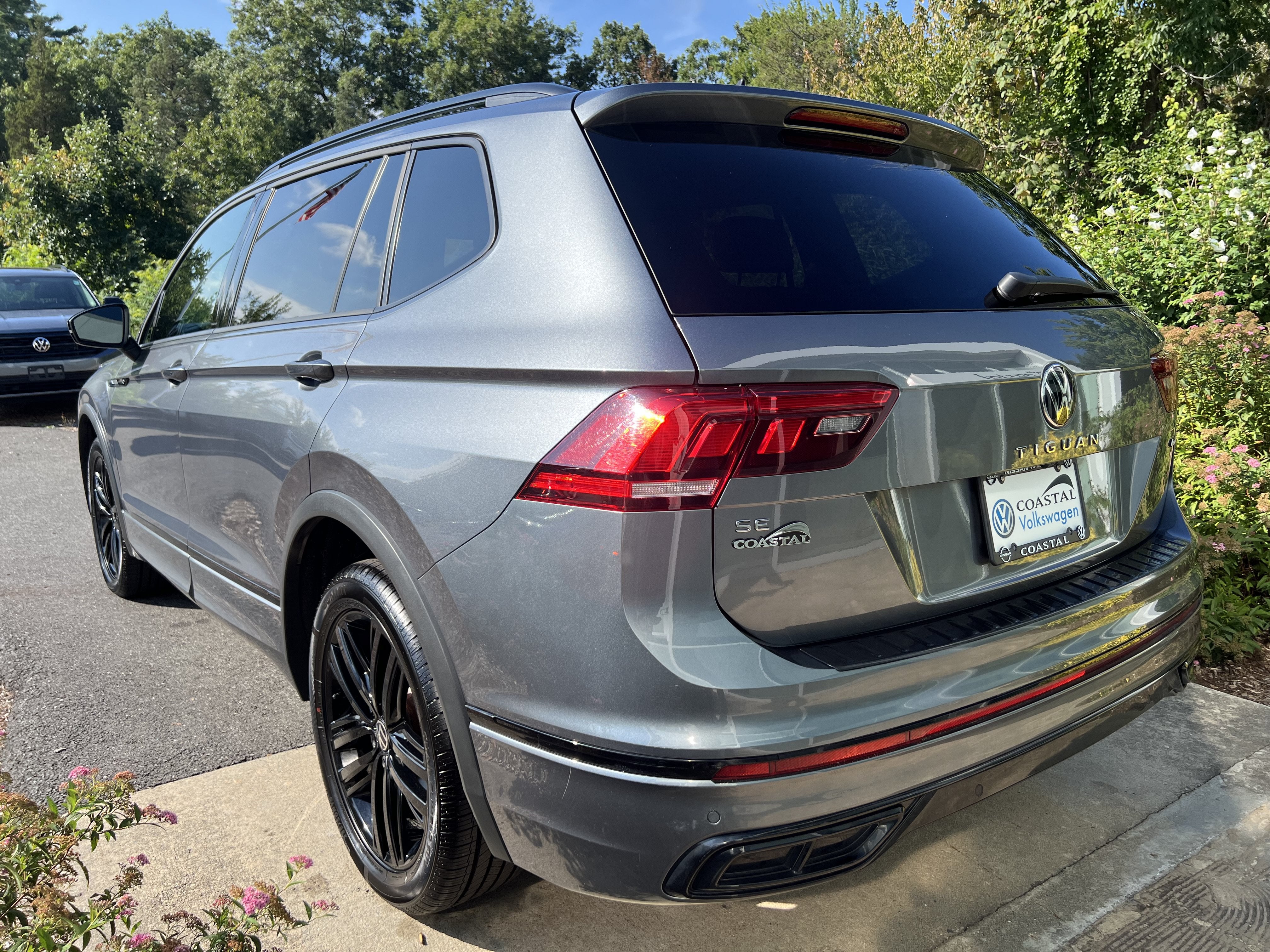 2022 Volkswagen Tiguan SE R-Line Black