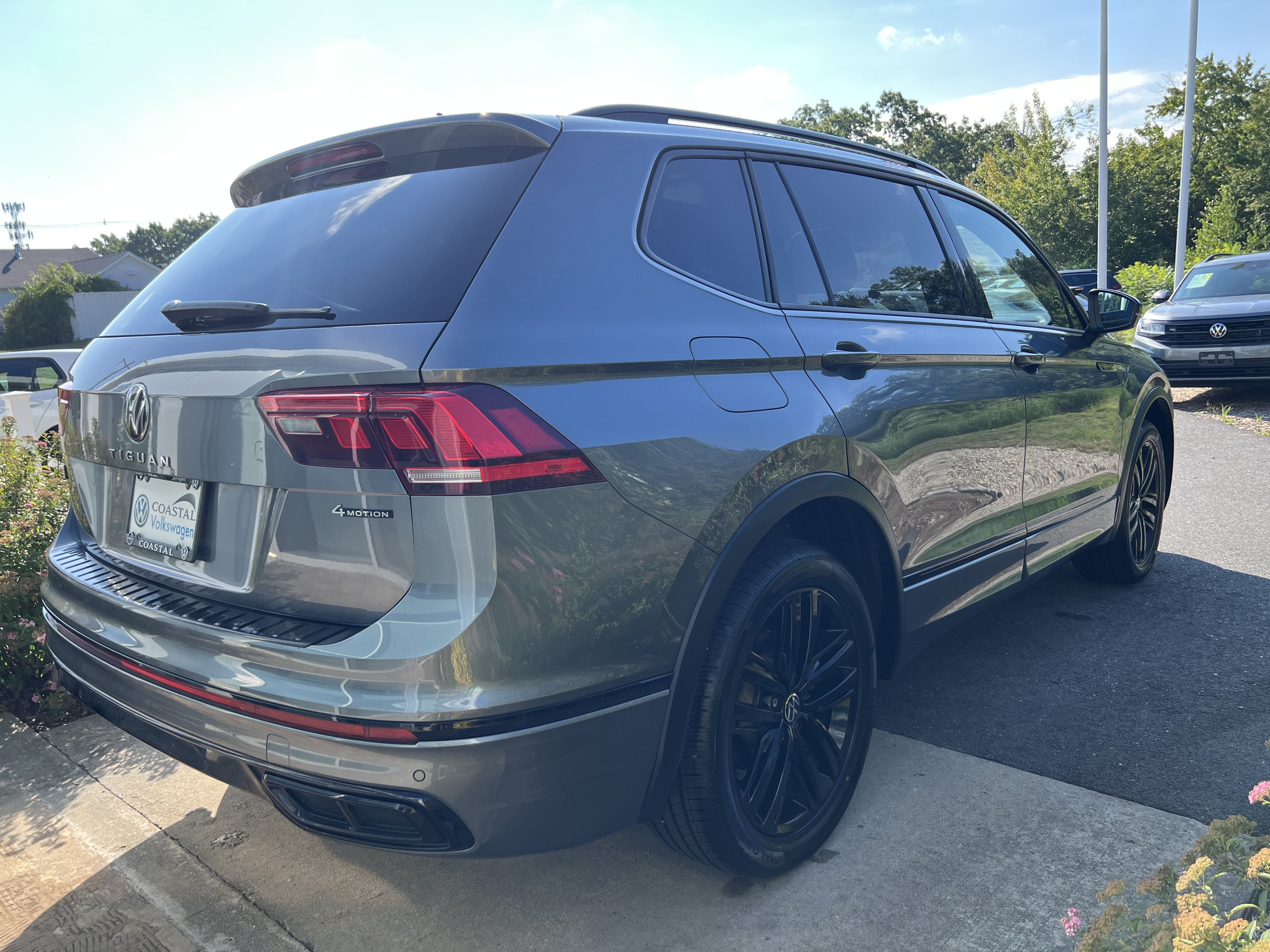 2022 Volkswagen Tiguan SE R-Line Black