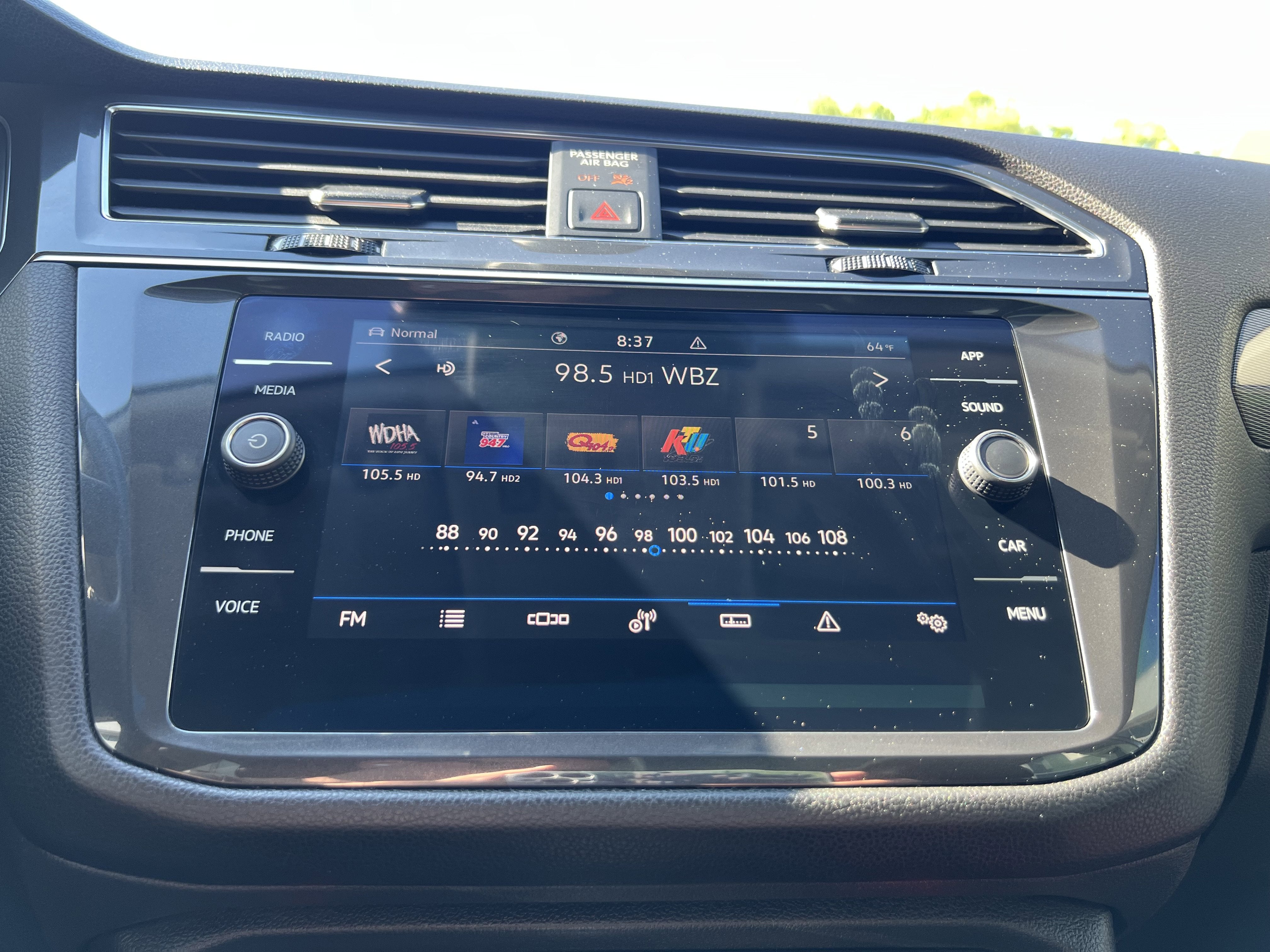 2023 Volkswagen Tiguan SE W/ Panoramic Sunroof