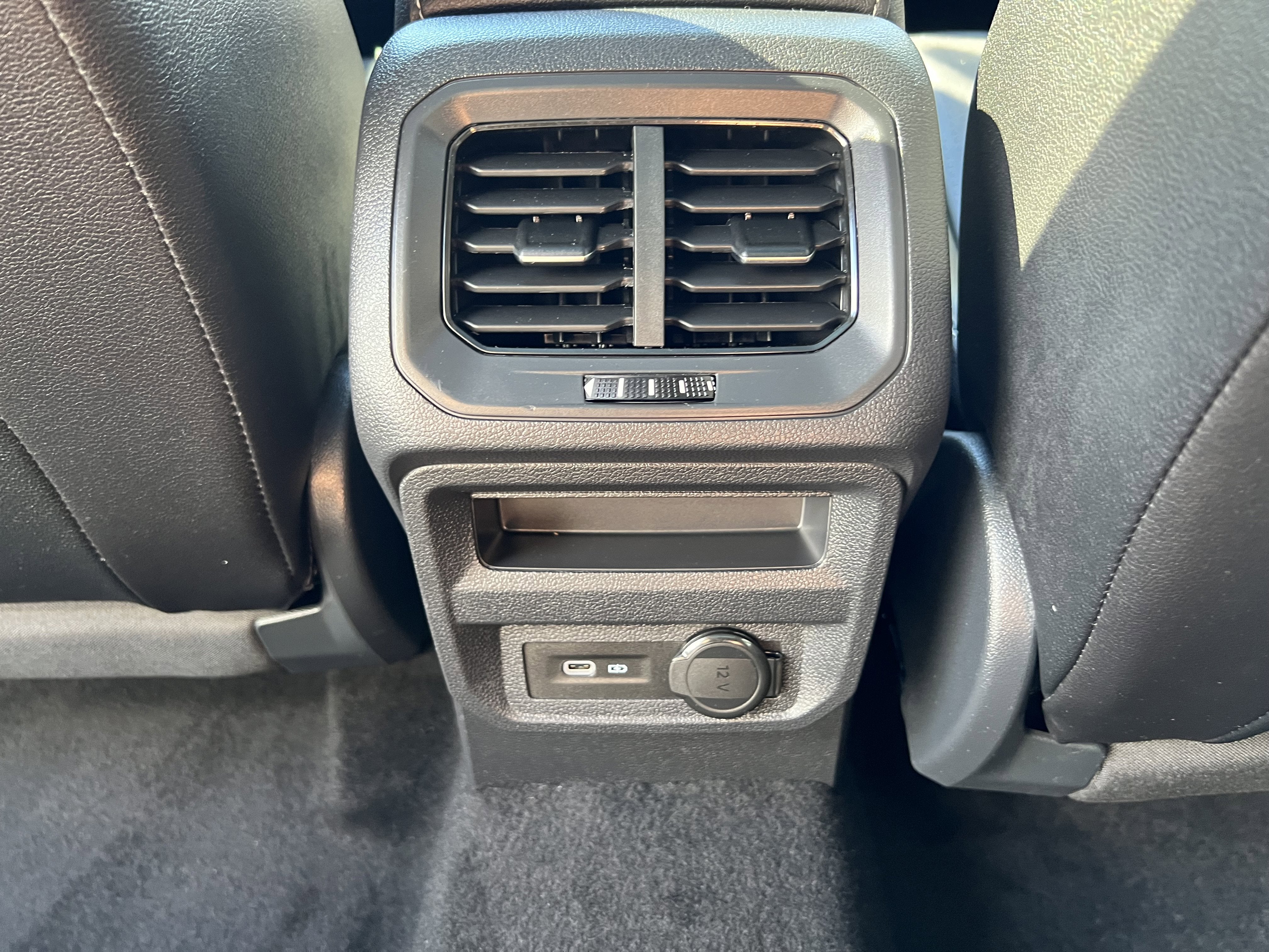 2023 Volkswagen Tiguan SE W/ Panoramic Sunroof