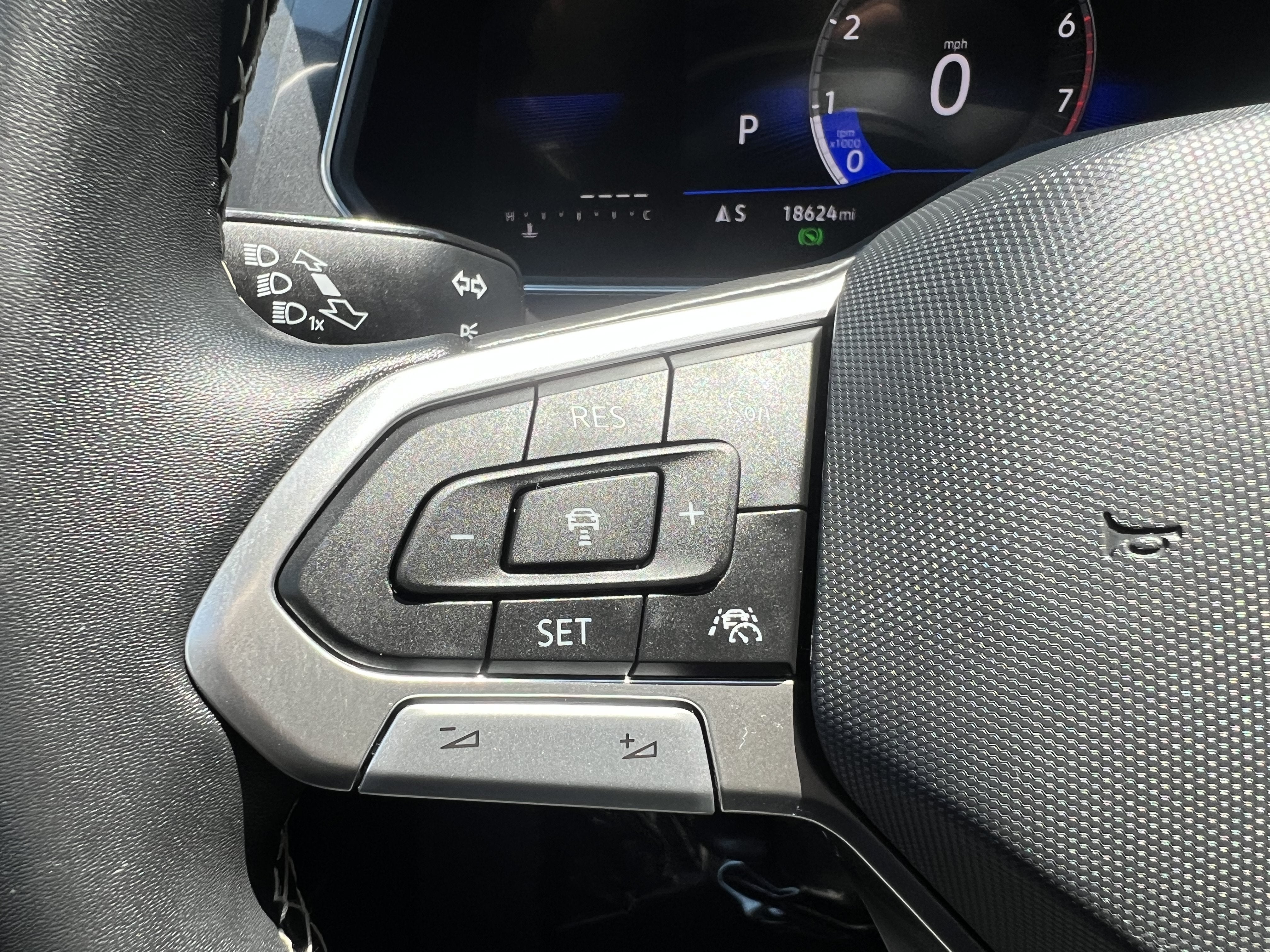2023 Volkswagen Tiguan SE W/ Panoramic Sunroof
