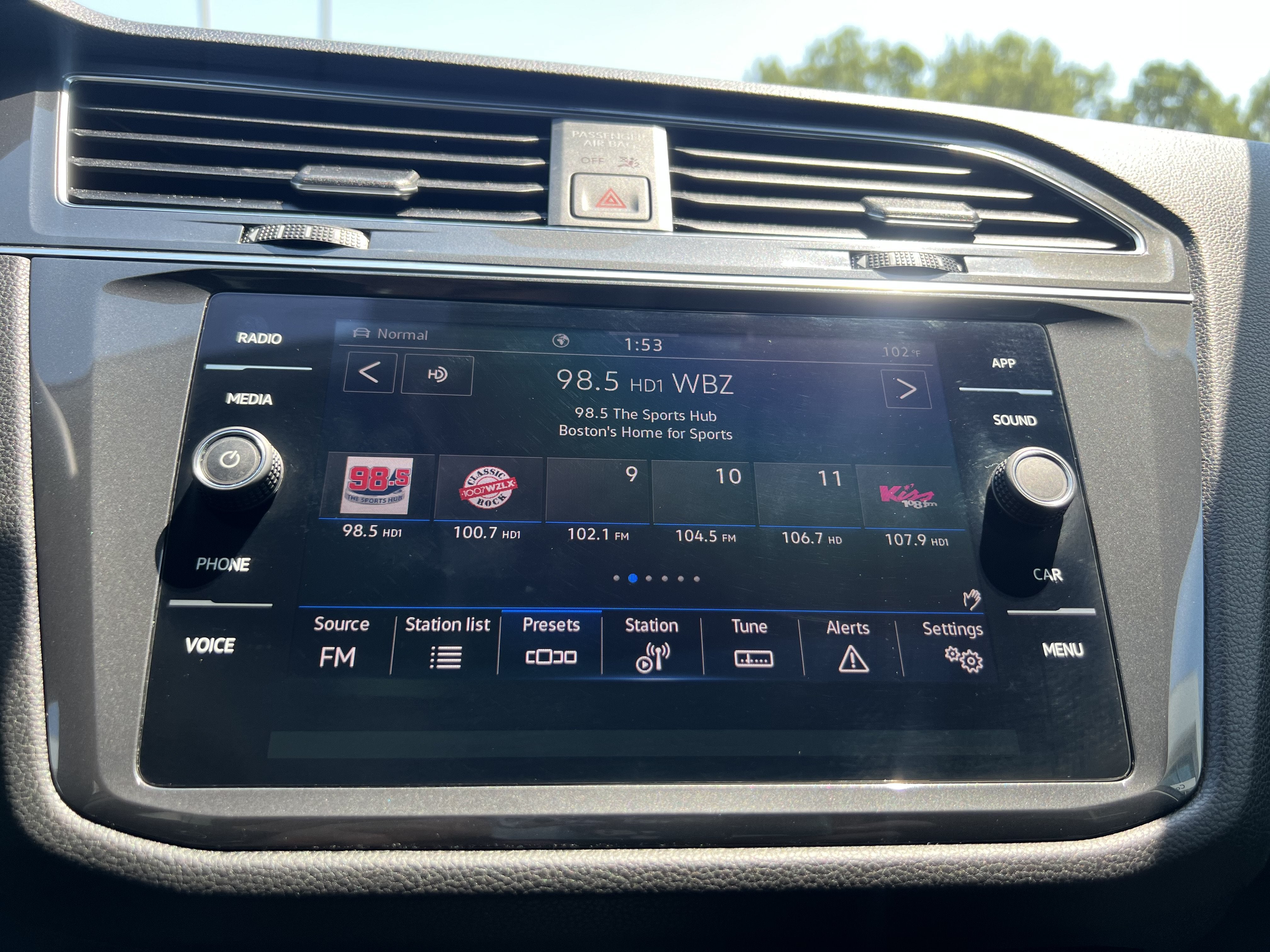 2023 Volkswagen Tiguan SE W/ Panoramic Sunroof